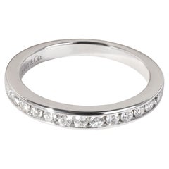 Tiffany & Co. Diamant-Hochzeitsring aus Platin mit Kanalfassung, 0,02 Gesamtkaratgewicht