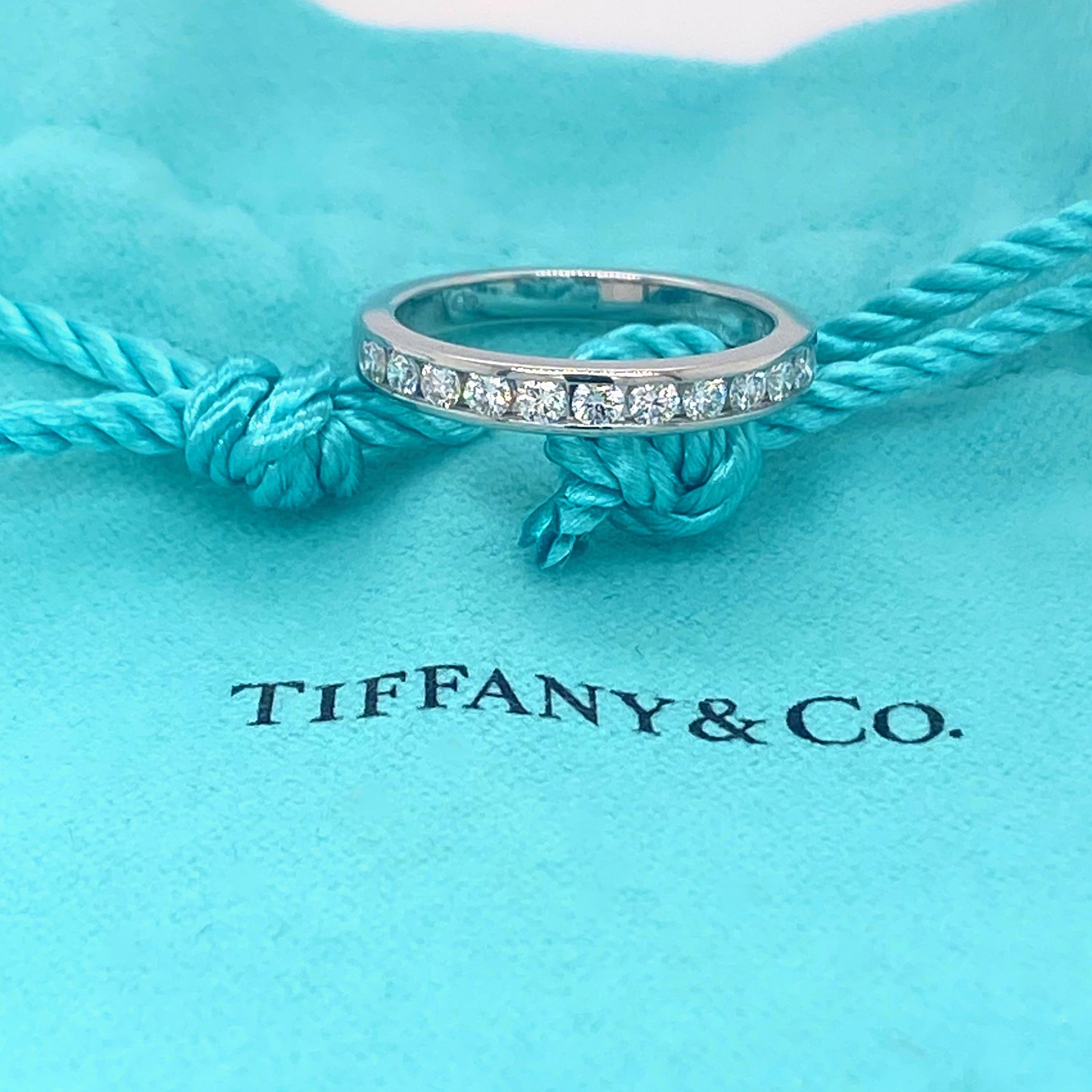 Runder Diamant-Halbkreis-Hochzeitsring aus Platin mit Kanalfassung von Tiffany & Co #1 im Angebot 5