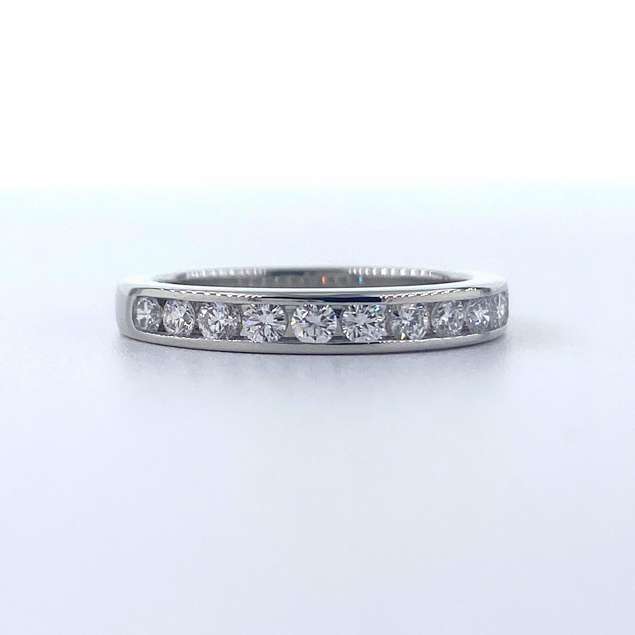 Runder Diamant-Halbkreis-Hochzeitsring aus Platin mit Kanalfassung von Tiffany & Co #1 im Angebot 6