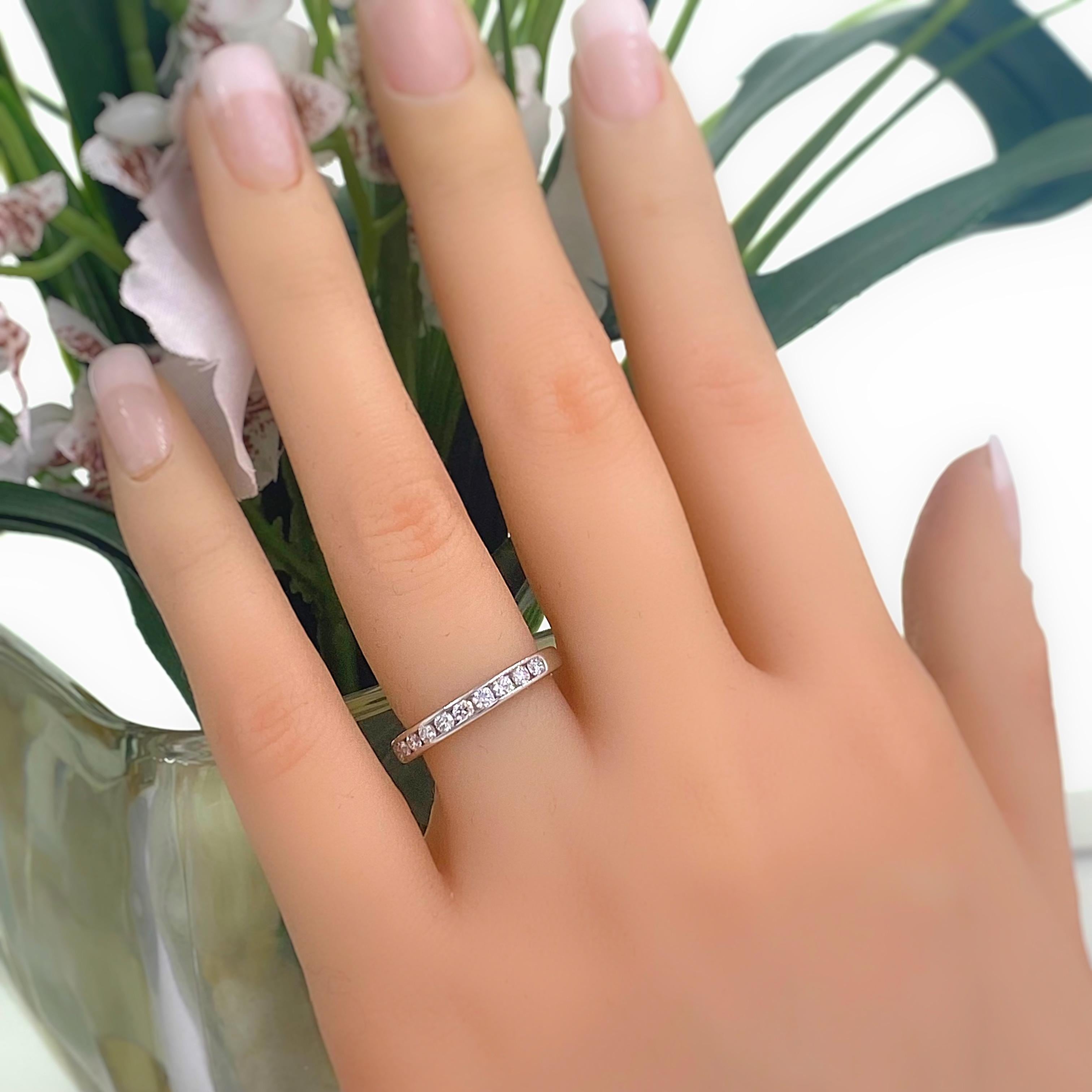 Runder Diamant-Halbkreis-Hochzeitsring aus Platin mit Kanalfassung von Tiffany & Co #1 (Rundschliff) im Angebot