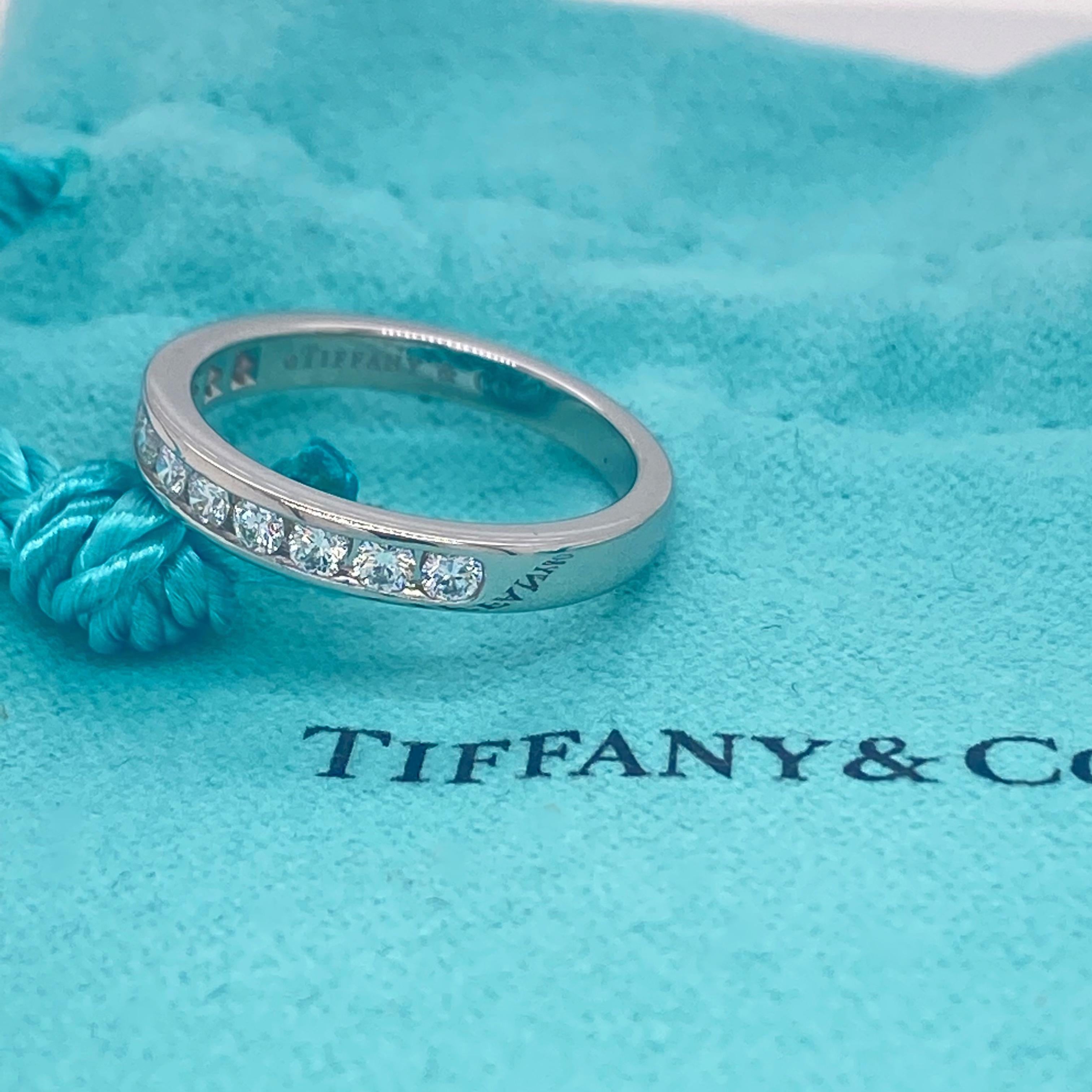 Runder Diamant-Halbkreis-Hochzeitsring aus Platin mit Kanalfassung von Tiffany & Co #1 im Zustand „Hervorragend“ im Angebot in San Diego, CA