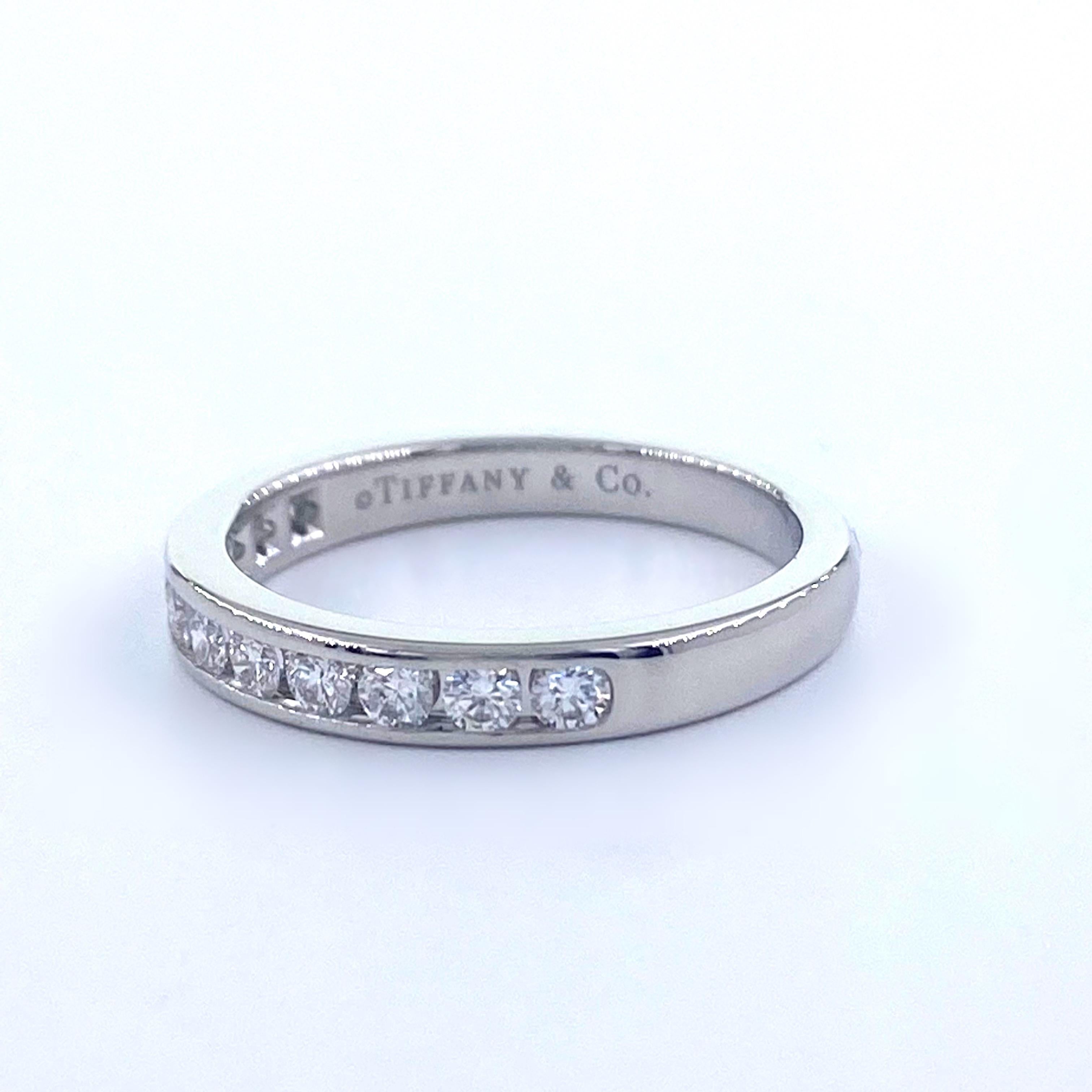 Runder Diamant-Halbkreis-Hochzeitsring aus Platin mit Kanalfassung von Tiffany & Co #1 für Damen oder Herren im Angebot