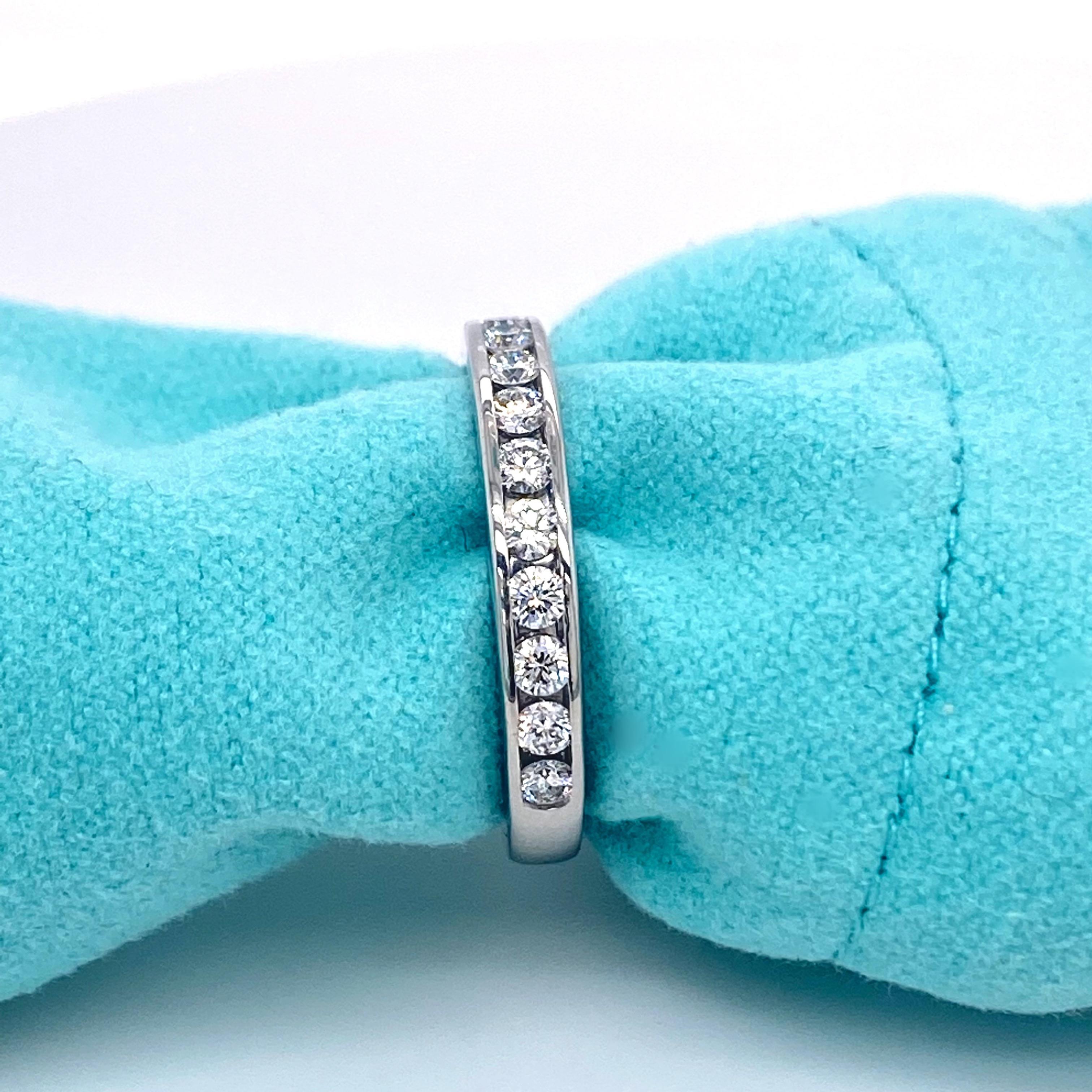 Runder Diamant-Halbkreis-Hochzeitsring aus Platin mit Kanalfassung von Tiffany & Co #1 im Angebot 4