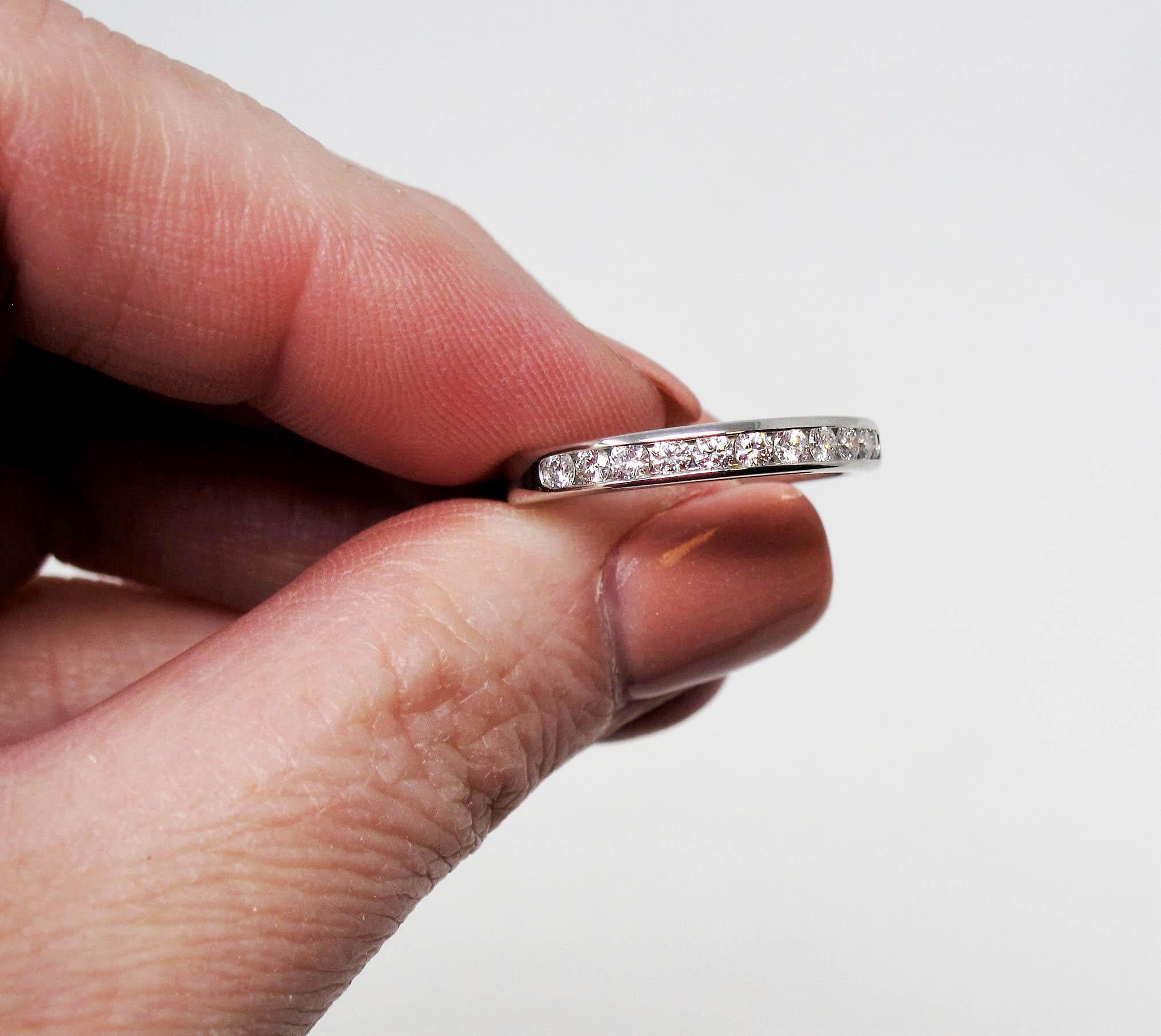 Tiffany & Co. Platin Channel Set Semi Eternity Diamond Anniversary Band Ring (Rundschliff) im Angebot
