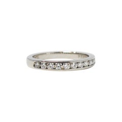 Tiffany & Co. Anello semi-eternità con diamanti incastonati a canale per l'anniversario, in platino