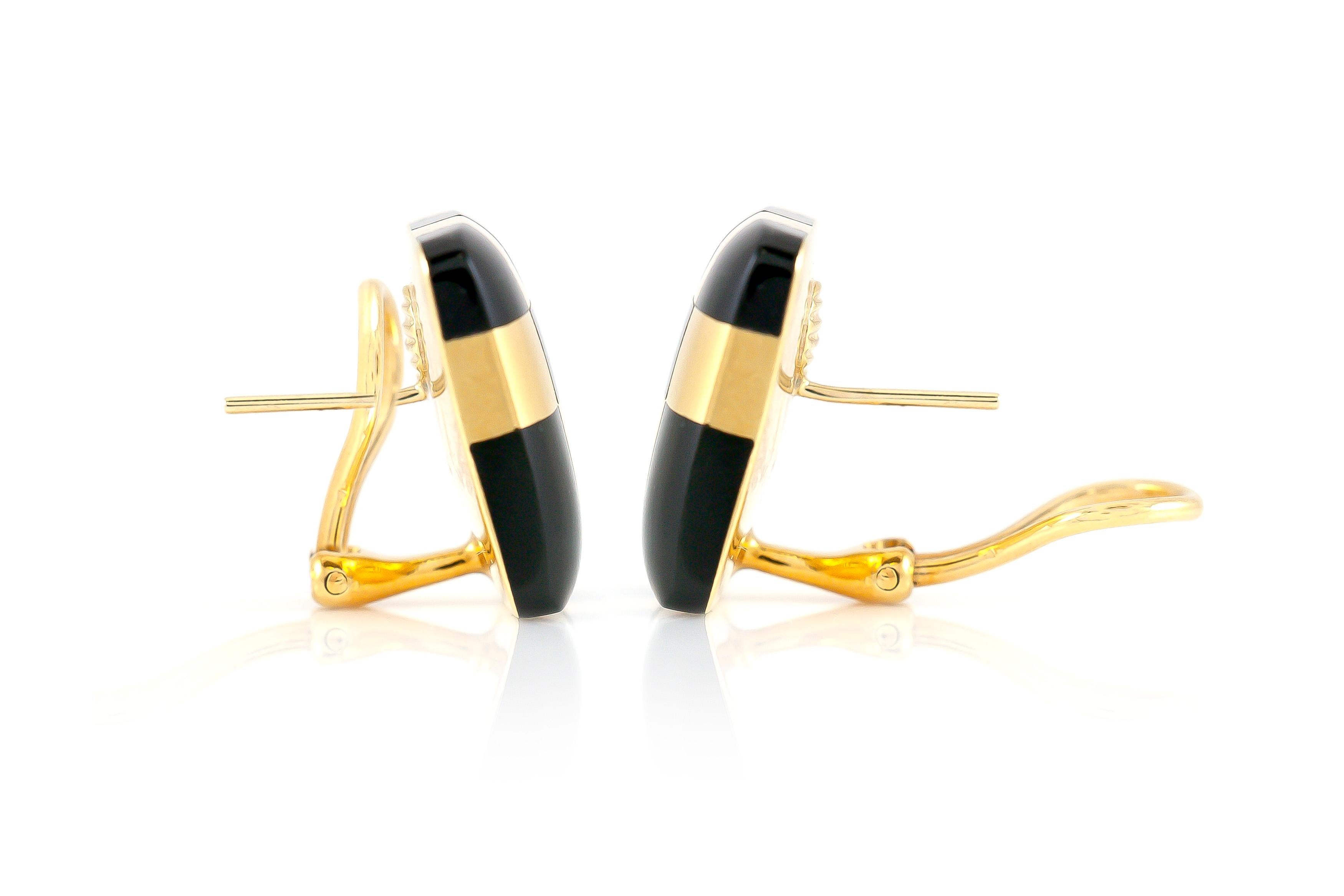 The earrings is finely crafted in 18k yellow gold with black onyx.
Sign by Tiffany & Co.