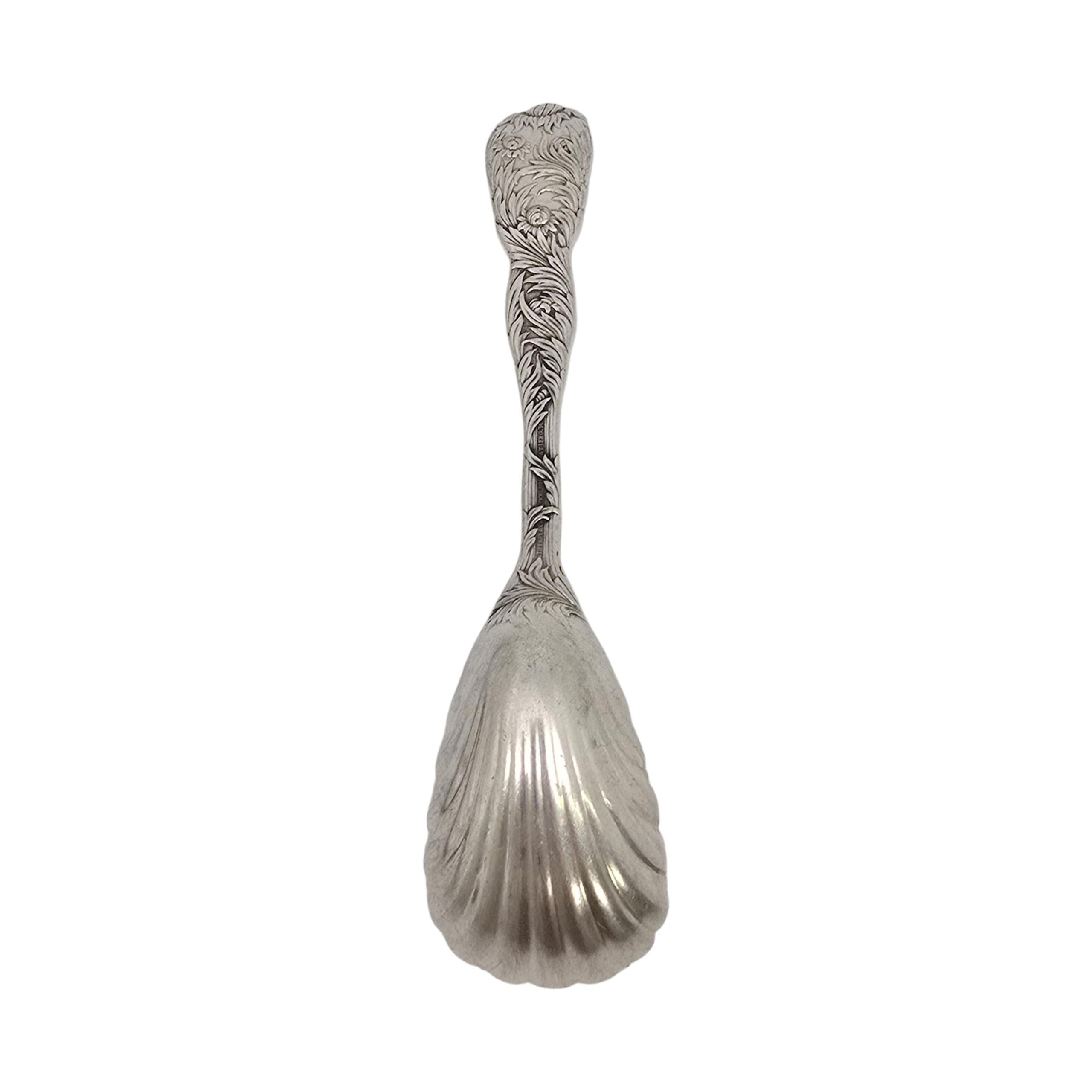 Löffel aus Sterlingsilber mit Muschelschale im Chrysanthemenmuster von Tiffany & Co mit Monogramm.

Monogram scheint SB zu sein

Das Chrysanthemen-Muster wurde 1880 von Charles T. Grosjean entworfen und ist ein extravagantes und kompliziertes Design