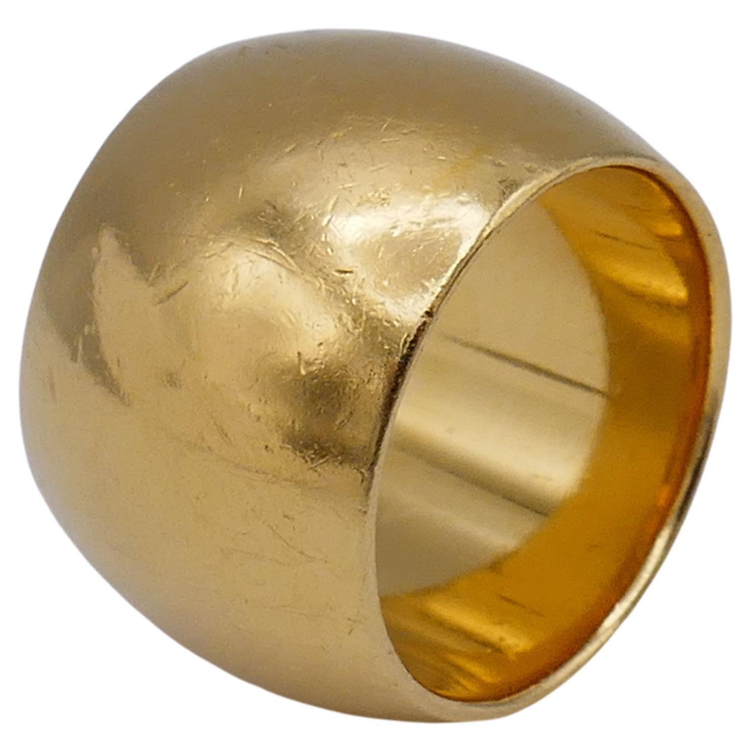 Eine klassische Zigarrenbinde aus 18 Karat Gold von Tiffany & Co. Es handelt sich um eine alte Zigarrenbanderole, die nach den hohen Standards der Schmuckherstellung des Hauses gefertigt wurde. 
Das Band ist perfekt geformt, um einen Finger in der