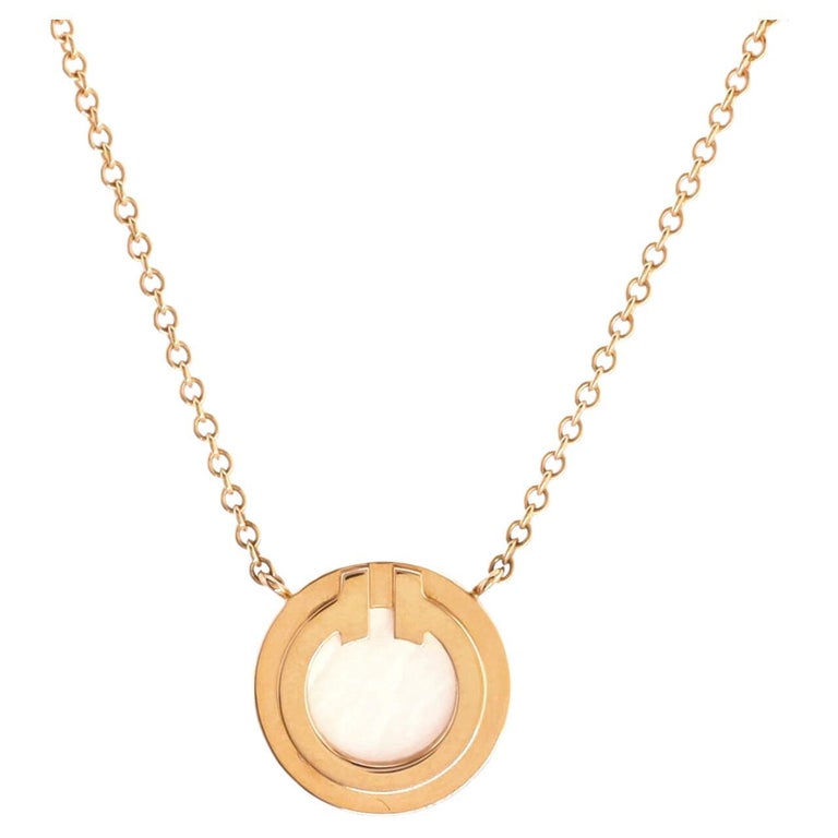 Tiffany and Co. Collier à pendentif en forme de cercle en or rose 18 carats  et nacre, petit modèle sur 1stDibs
