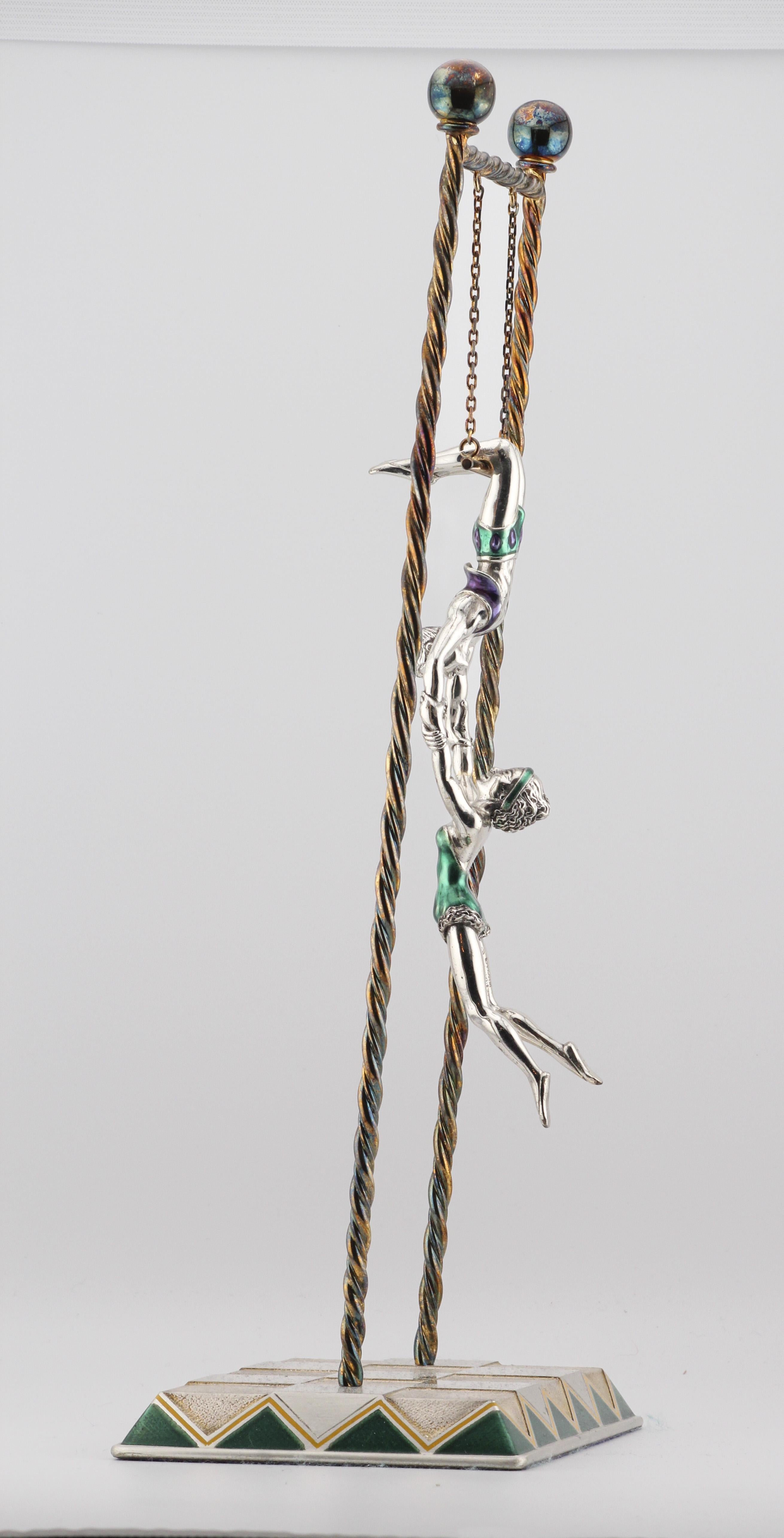 Ein bezauberndes Wunderwerk von Tiffany & Co. ist die Circus Sterling Silver Enamel Trapeze Acrobats. Dieses exquisite Stück verkörpert den kühnen Geist und die Anmut von Trapezkünstlern in einer fesselnden Darstellung von Kunstfertigkeit und