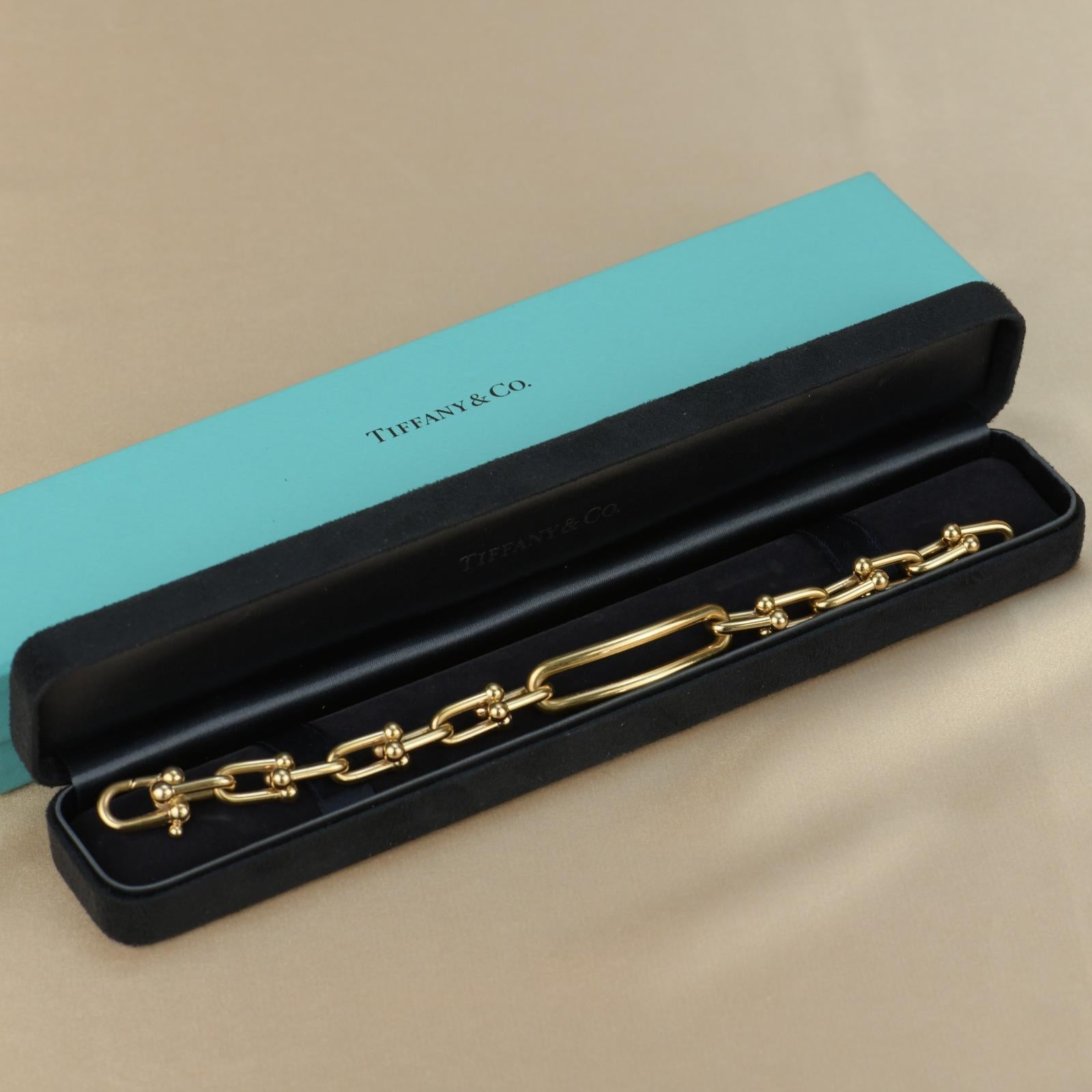 Verkaufspreis £5575
Datum   Ca. 2020
__________________________________
Metall 18K Gelbgold
Länge ca. 18,8 cm
__________________________________
Condit ausgezeichnet
Kommt mit Tiffany Box / Dandelion Antiques Authentic Guarantee