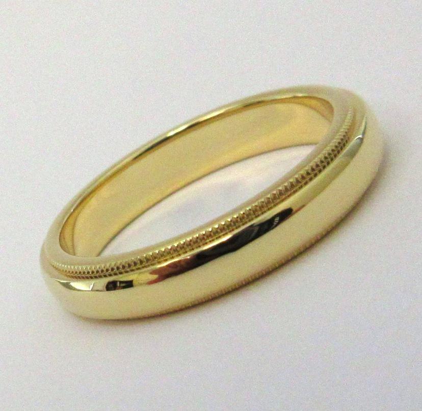 TIFFANY & Co. Classic 18K Gold 4mm Milgrain Wedding Band Ring 8 In Excellent Condition For Sale In Los Angeles, CA