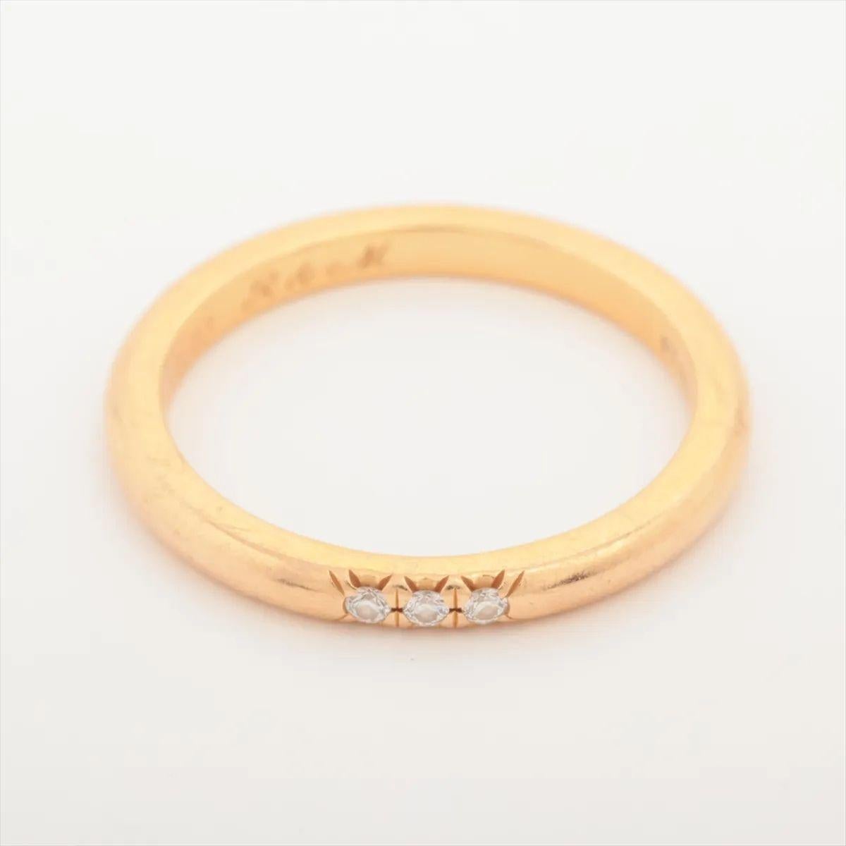 Die Tiffany & Co. Der Classic Band Diamond Ring aus Gold ist ein zeitloses Schmuckstück, das Schlichtheit mit raffinierter Eleganz verbindet. Das schlanke Band aus poliertem Gold ist mit drei Diamanten im Brillantschliff verziert, die fachmännisch