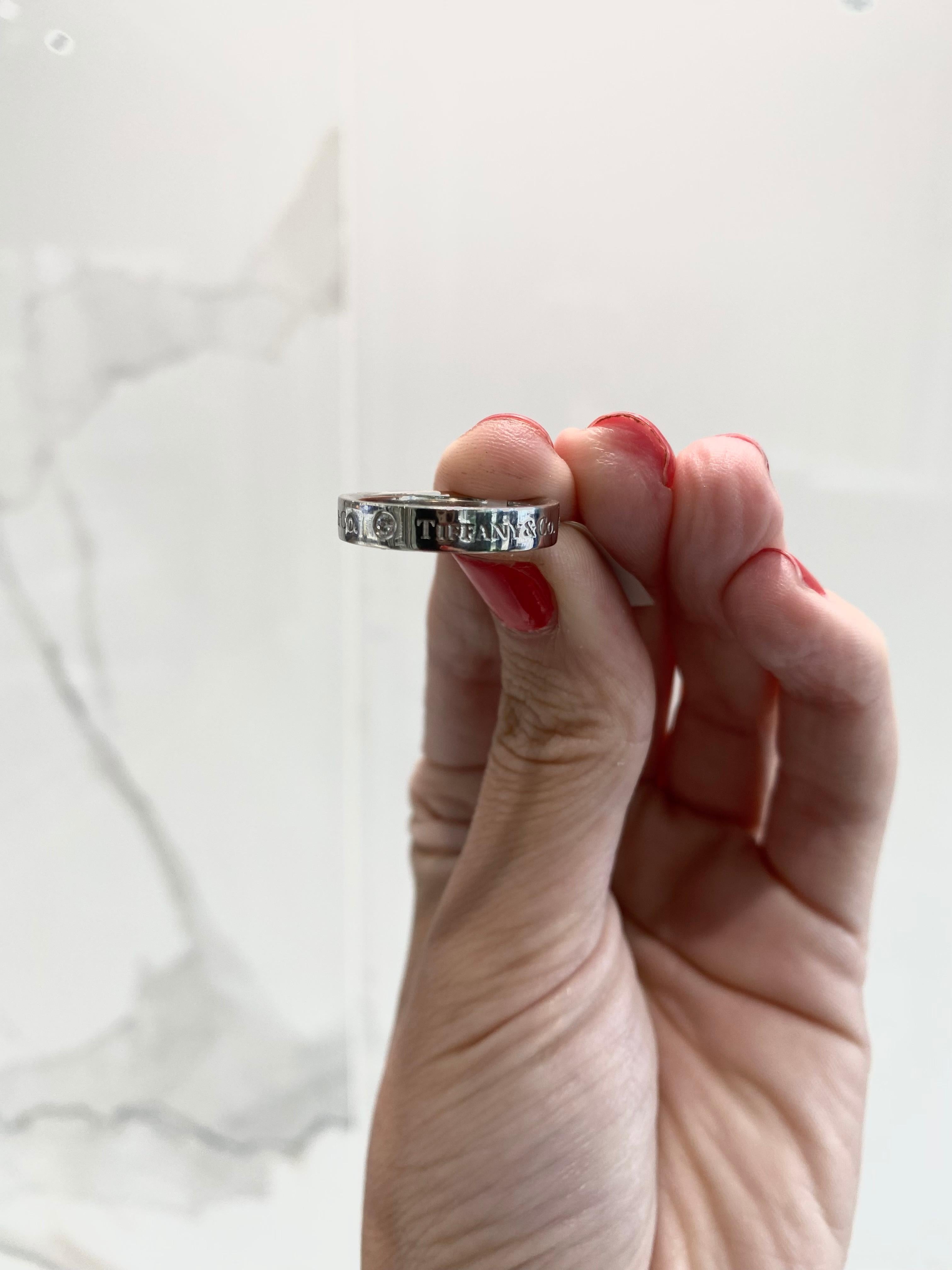 Tiffany & Co. Bague à anneau classique en platine avec 3 diamants ronds brillants Excellent état - En vente à Houston, TX
