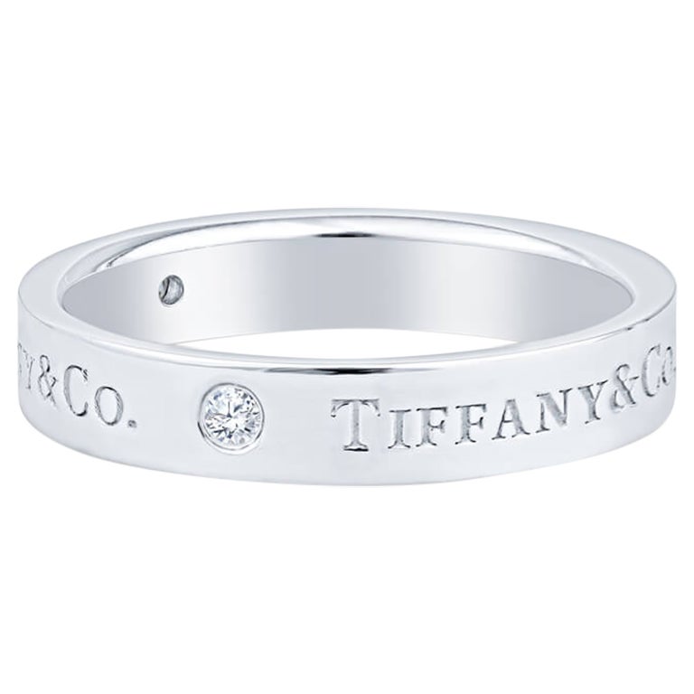 Tiffany & Co. Anello a fascia classico, platino con 3 diamanti tondi taglio brillante