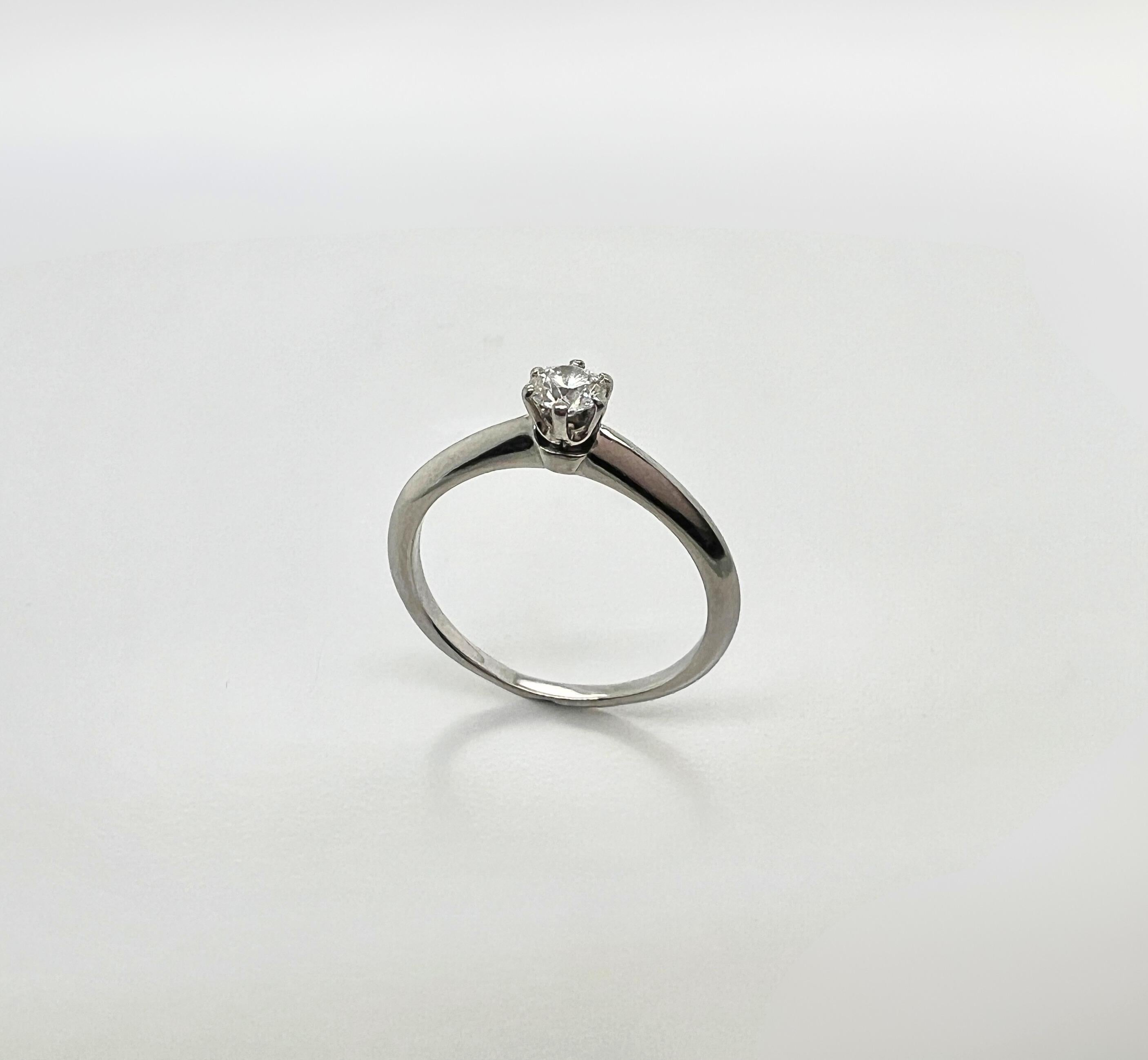 Tiffany & Co. Klassischer Diamant Platin Solitär Verlobungsring

Einzelheiten:
Ringgröße: 7
Gepunzt: Tiffany & Co, PT950, J24173 
Edelstein: Diamant im Brillantschliff 0,23 ct. 
Gewicht des Rings: 3,5 Gramm

In ausgezeichnetem Zustand