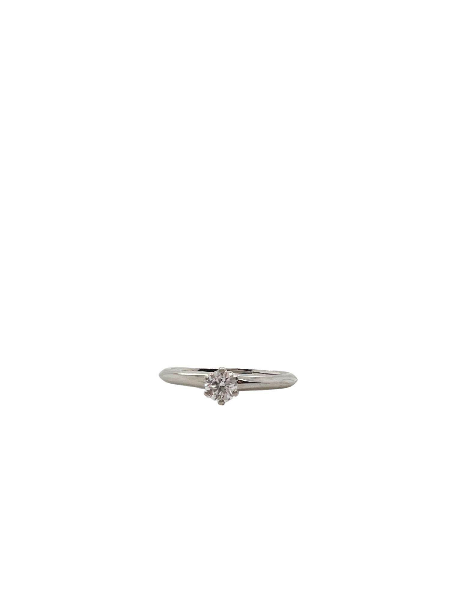 Tiffany & Co. Klassischer Diamant Platin Solitär Verlobungsring (Brillantschliff) im Angebot