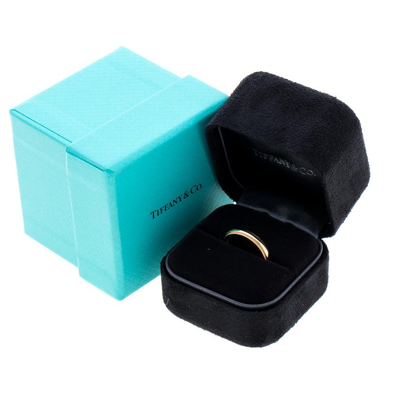Tiffany & Co. Classic Milgrain 18k Yellow Gold Wedding Band Ring Size 52 In Good Condition In Dubai, Al Qouz 2