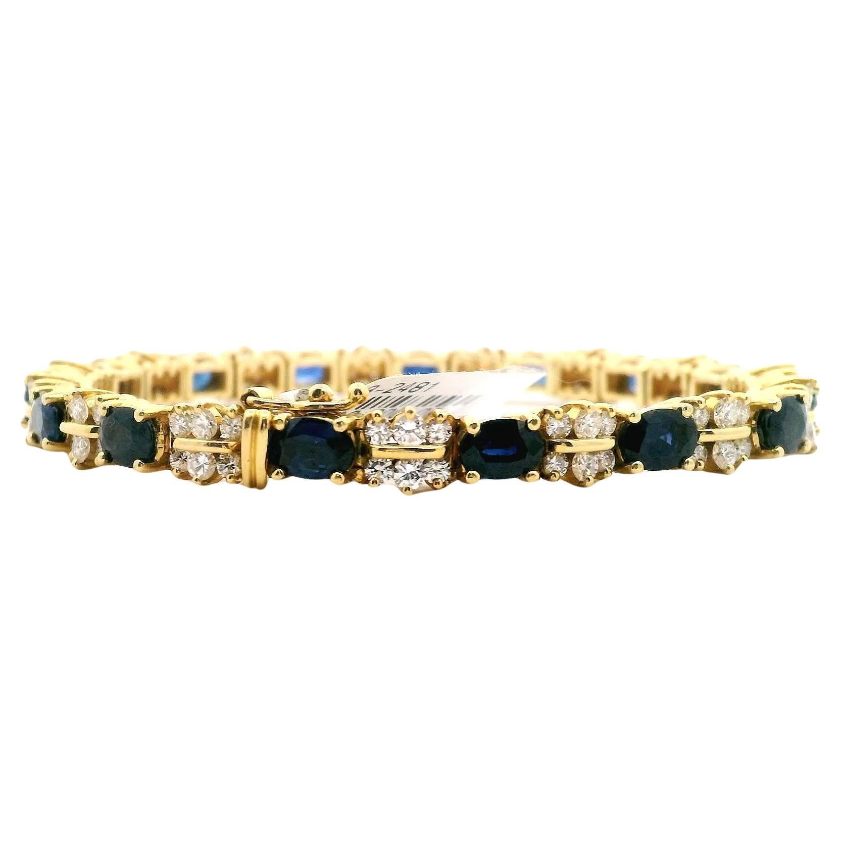 Brazalete de señora de oro amarillo de 18 quilates con zafiros azules naturales facetados ovalados y diamantes redondos talla brillante.  

consistente en: 
15 zafiros de aproximadamente 9 cttw.
90 diamantes de aproximadamente 2,75 cttw. 
Grado de