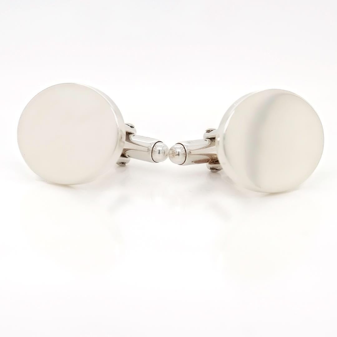A fine pair of Classic Oval cufflinks.  

By Tiffany & Co.

In sterling silver.

With smooth faces and toggle backs.  

Marked to the reverse: Tiffany & Co. 925 

Simply wonderful Tiffany design!

Date:
Late 20th Century or Early 21st