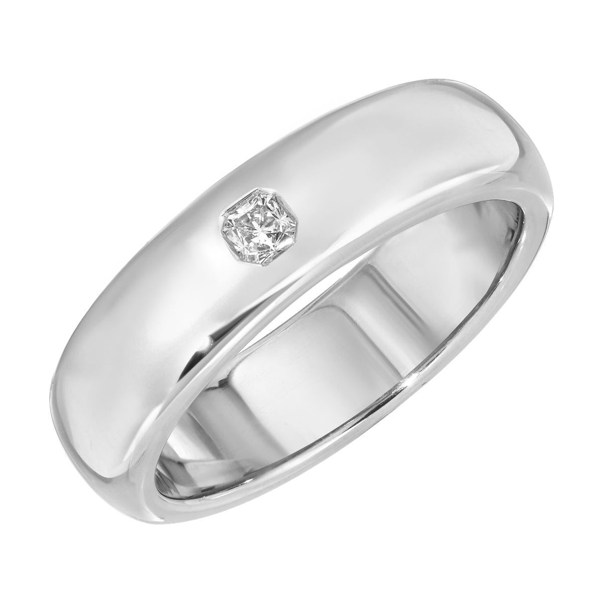 TIFFANY & Co. Alianza de Platino Clásica Lucida Diamante 6mm 9 

Metal: Platino 
Tamaño: 9
Ancho de banda: 6 mm
Peso: 16,30 gramos 
Diamante: Un diamante Tiffany talla Lucida, peso total en quilates 0,11
Sello: ©TIFFANY&CO. PT950 LUCIDA Pat 5970744