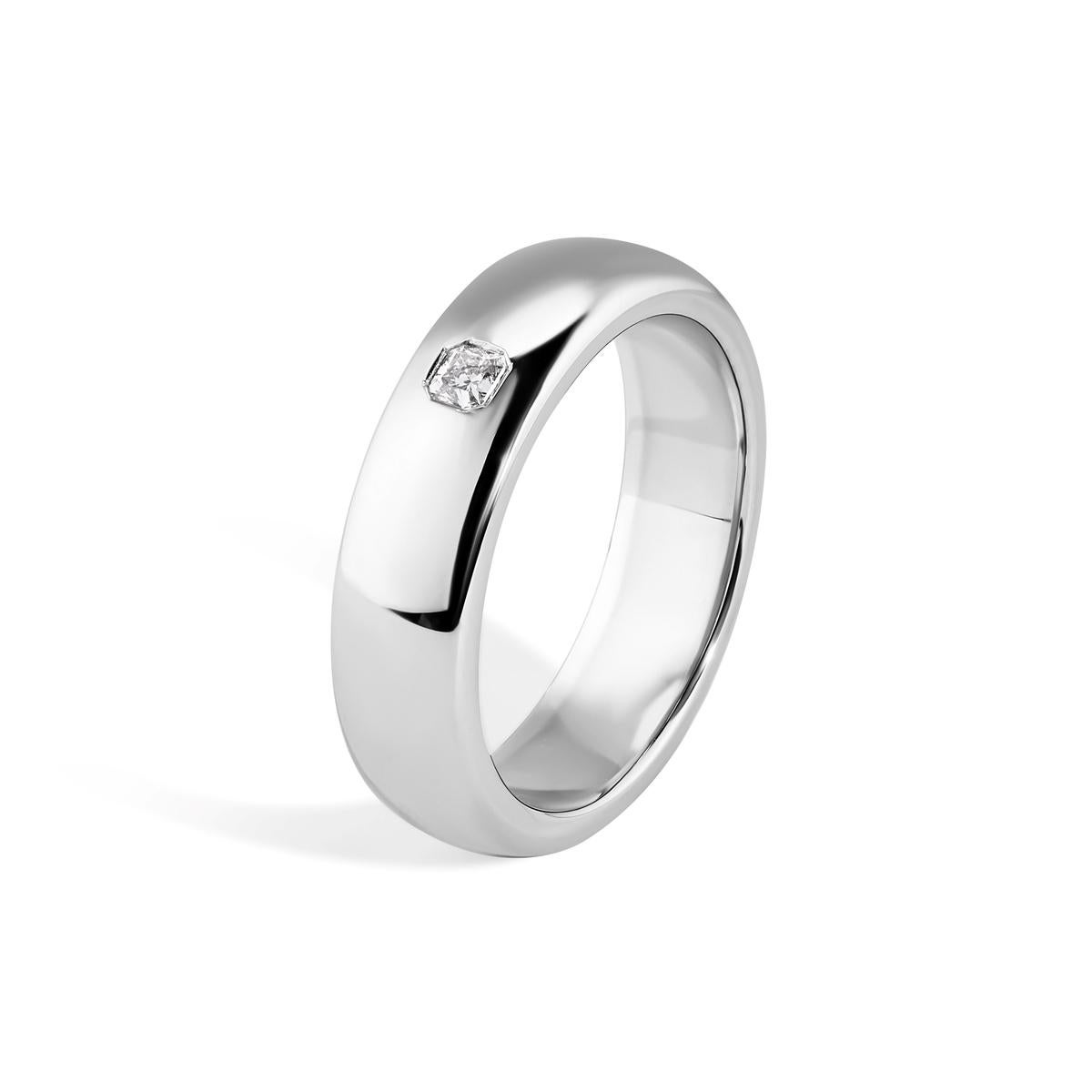 TIFFANY & Co. Classic Platinum Lucida Diamond 6mm Wedding Band Ring 9 In Excellent Condition In Los Angeles, CA