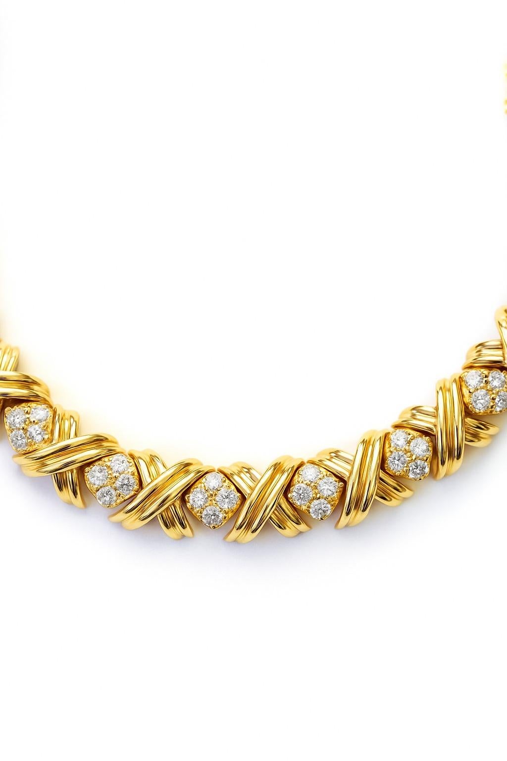 Questa elegante Tiffany & Co. La collana Signature X Link è realizzata in oro giallo 18 carati e mostra le iconiche maglie a forma di X che definiscono questa amata collezione. Ogni maglia è impreziosita da diamanti scintillanti, che aggiungono un