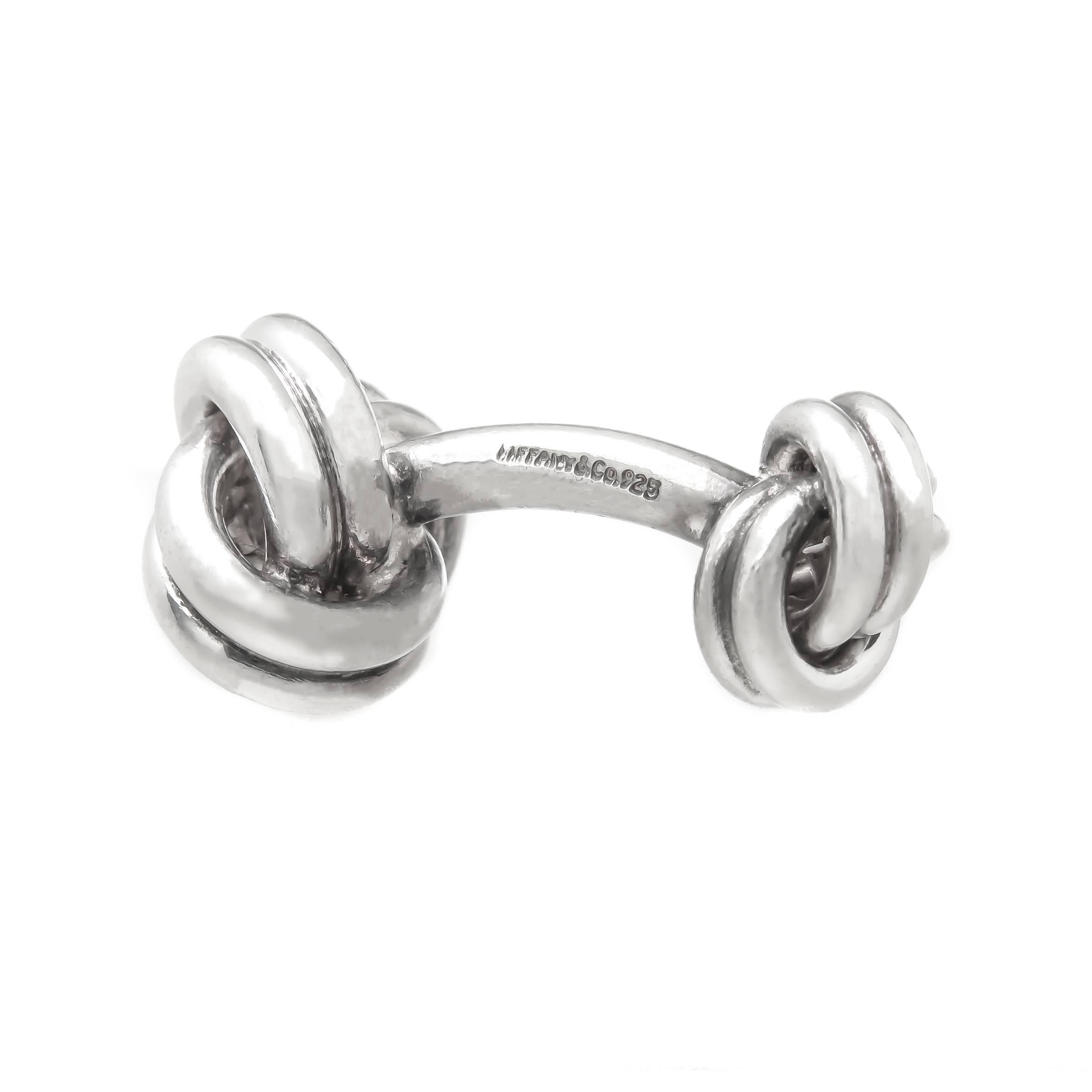 Circa 2010 Tiffany & Co. Sterling Silber Double Knot Manschettenknöpfe, Messung 1 1/8 Zoll in der Länge mit dem größeren Knoten Ende Messung 1/2 Zoll. Wird in einem Tiffany-Filzbeutel geliefert.