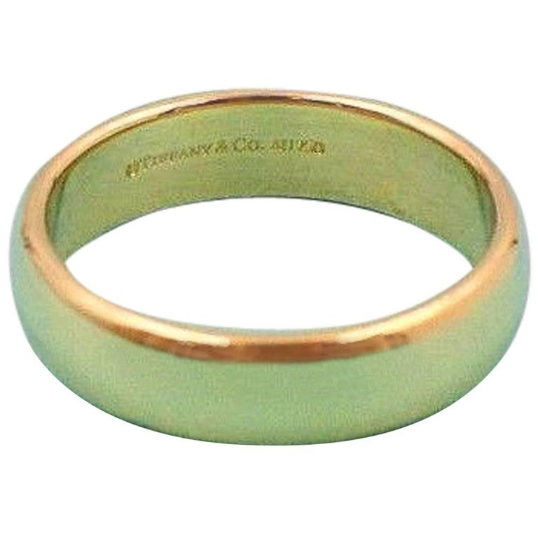 Tiffany and Co. Classic Wedding Band Ring in 18 Karat Yellow Gold 6 mm