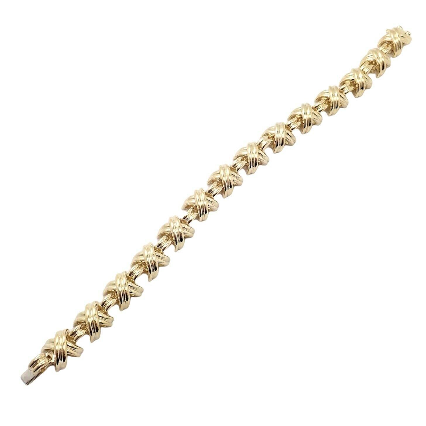 bracelet classique en or jaune 18 carats à maillons en X de Tiffany & Co. 
Détails : 
Longueur : 46,1 grammes
Largeur : 10,5 mm
Poids : 46,1 grammes
Poinçons estampillés : Tiffany&Co 750 Made In Italy
*Livraison gratuite aux États-Unis*
VOTRE PRIX :