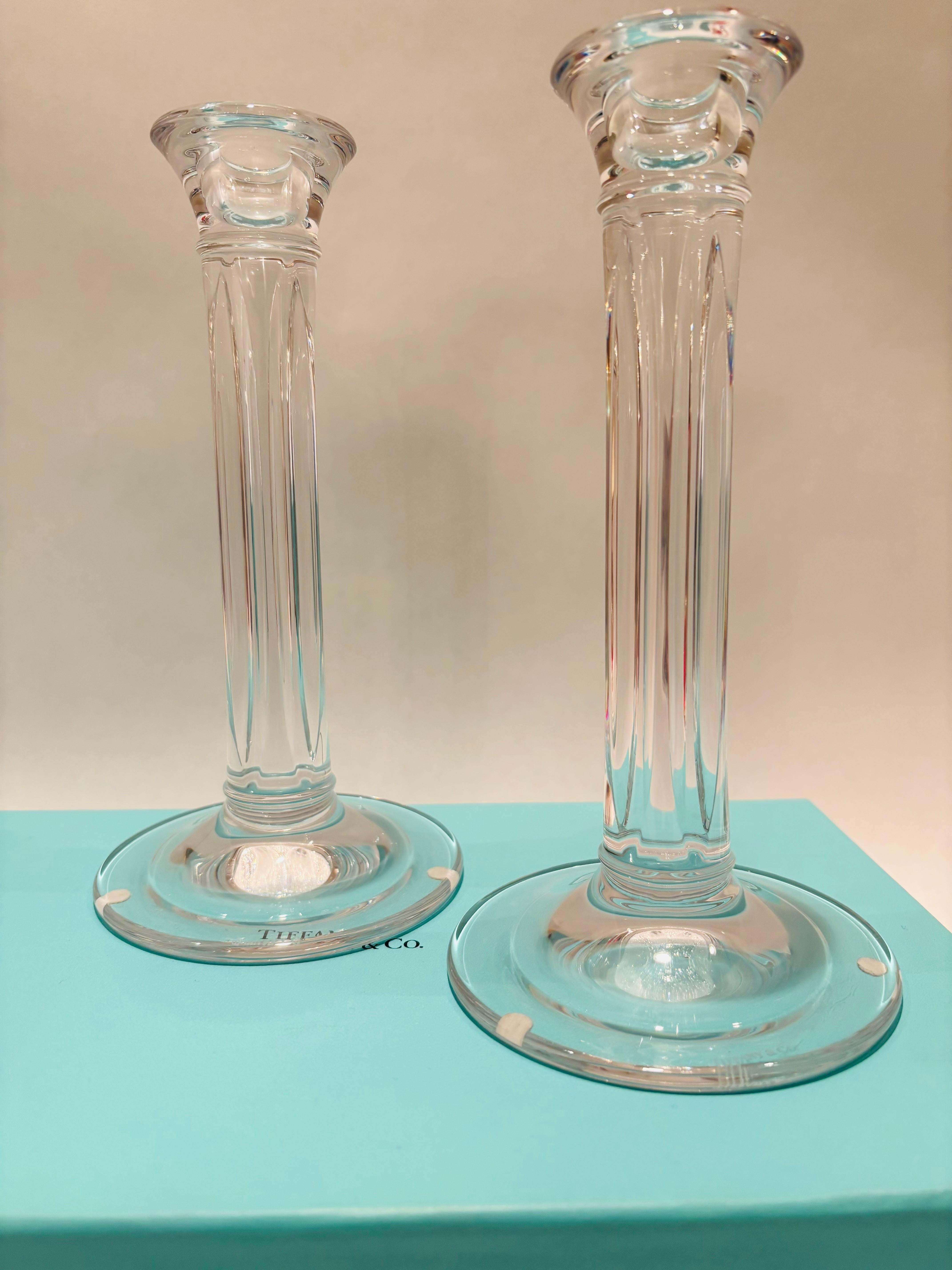 Classico americano Tiffany & Co. Candelieri in cristallo trasparente a coppia in vendita