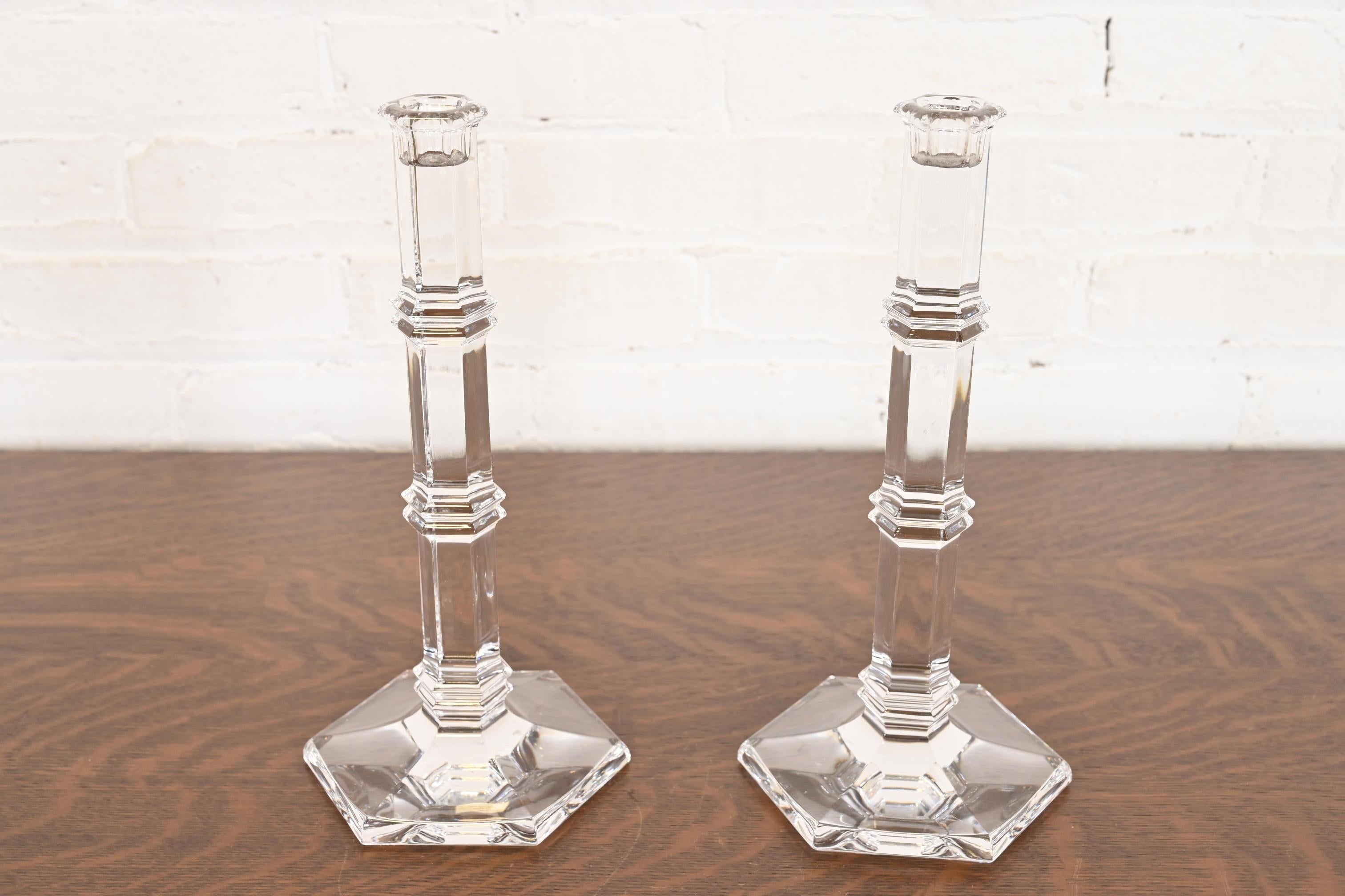 Un precioso par de candelabros de cristal

Por Tiffany & Co. (firmado en la base)

EE.UU., finales del siglo XX

Cada una mide 5,38