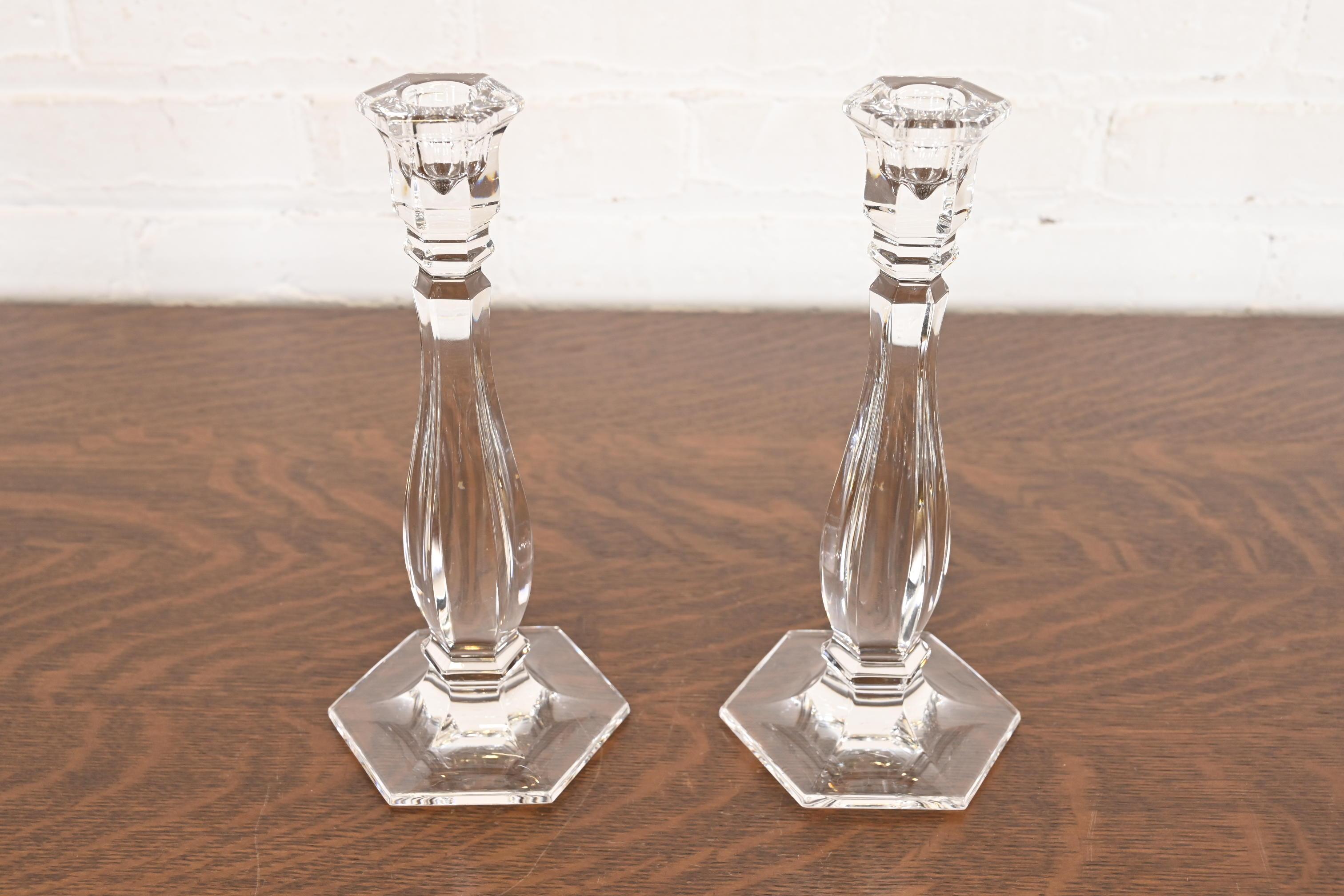 Un precioso par de candelabros de cristal

Por Tiffany & Co. (firmado en la base)

EE.UU., finales del siglo XX

Cada una mide 4,25