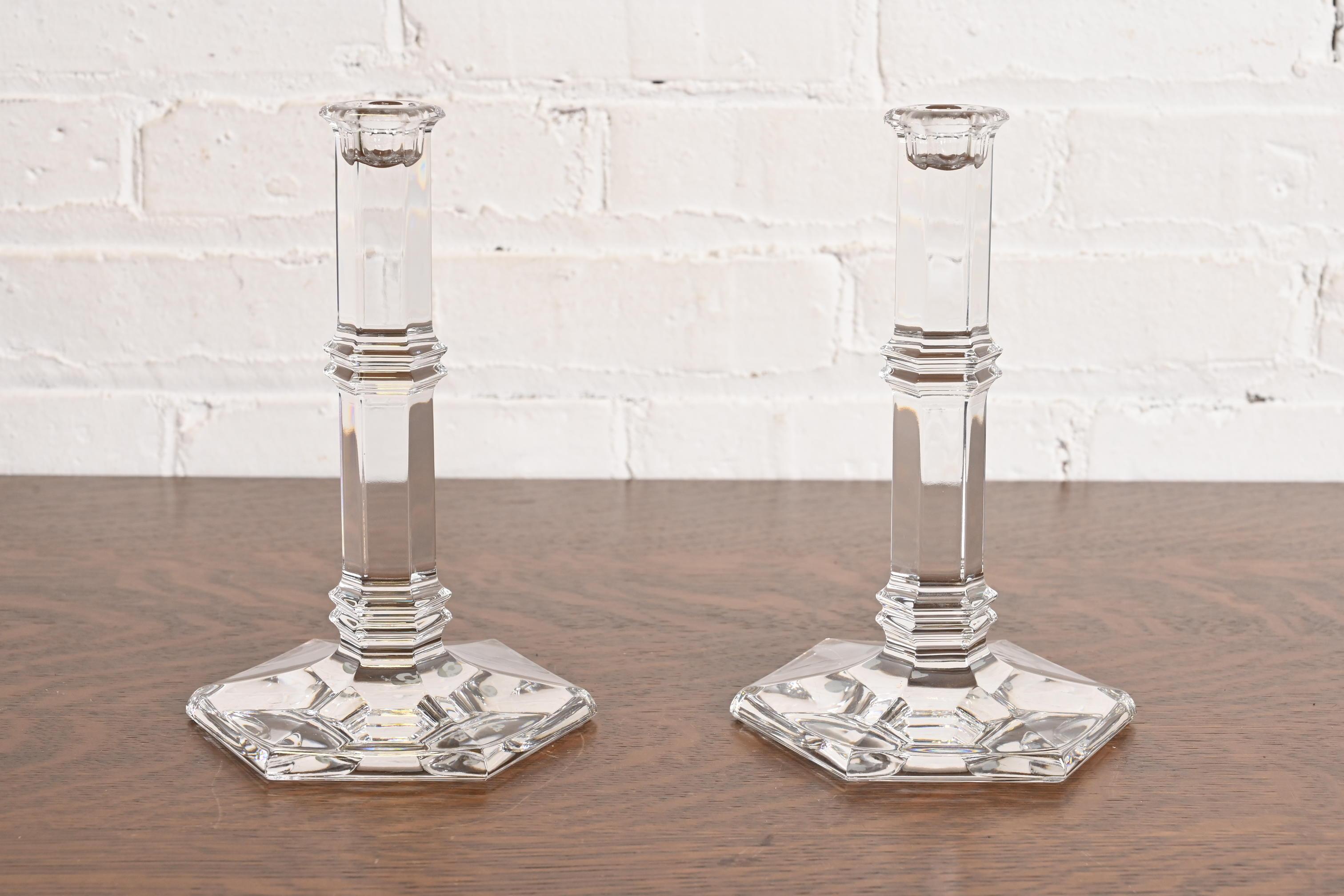 Un precioso par de candelabros de cristal

Por Tiffany & Co. (firmado en la base)

Alemania, finales del siglo XX

Cada una mide 5,25
