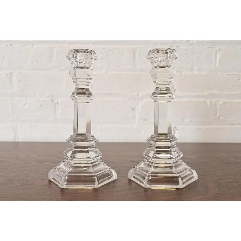 Una splendida coppia di candelieri in cristallo

Di Tiffany & Co. (firmato alla base)

Stati Uniti, fine del XX secolo

Ciascuna misura: 4,5