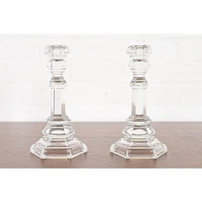 Una splendida coppia di candelieri in cristallo

Di Tiffany & Co. (firmato alla base)

Stati Uniti, fine del XX secolo

Ciascuna misura: 4,5