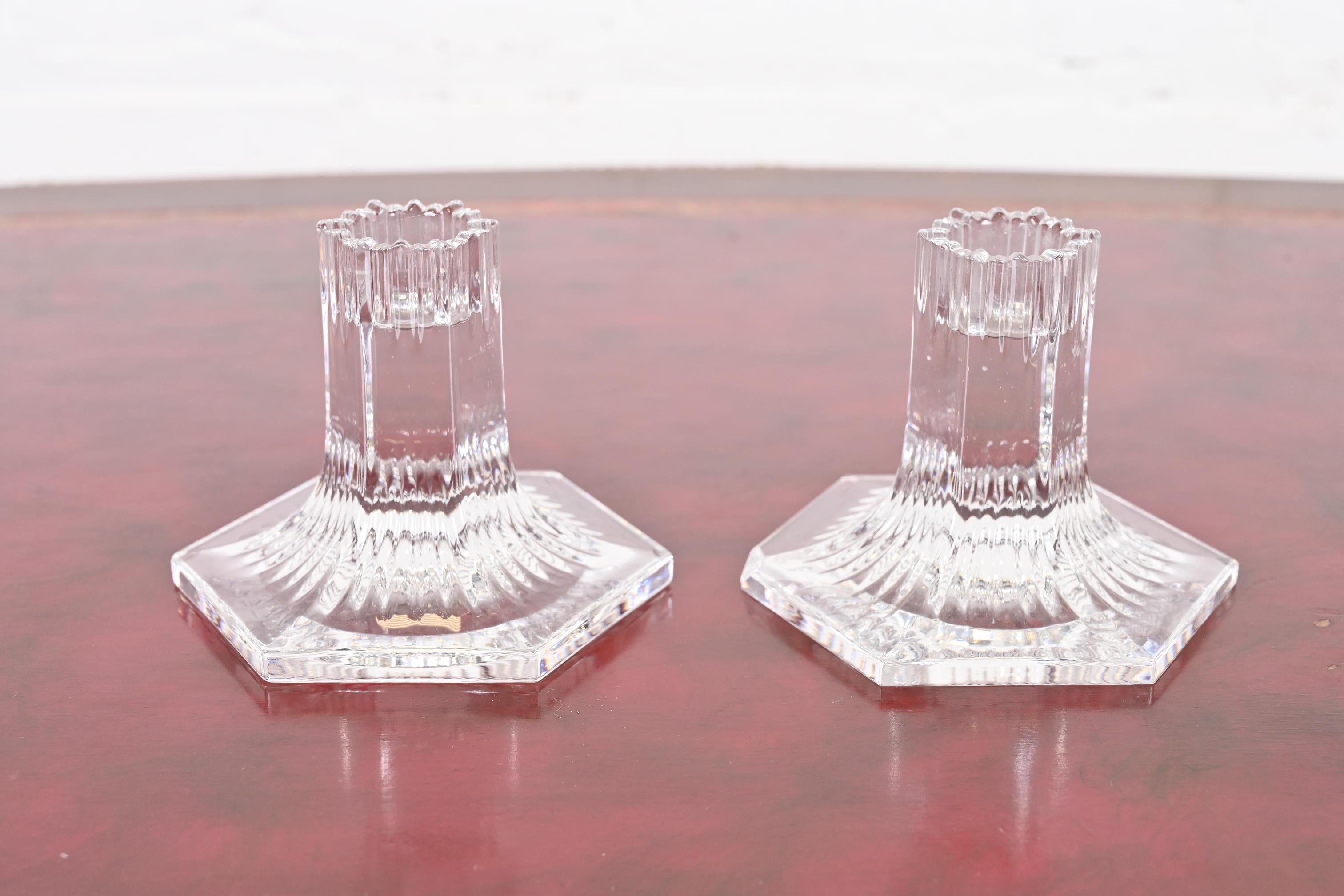 Tiffany & Co. Kerzenleuchter aus klarem Kristall, Paar (amerikanisch) im Angebot