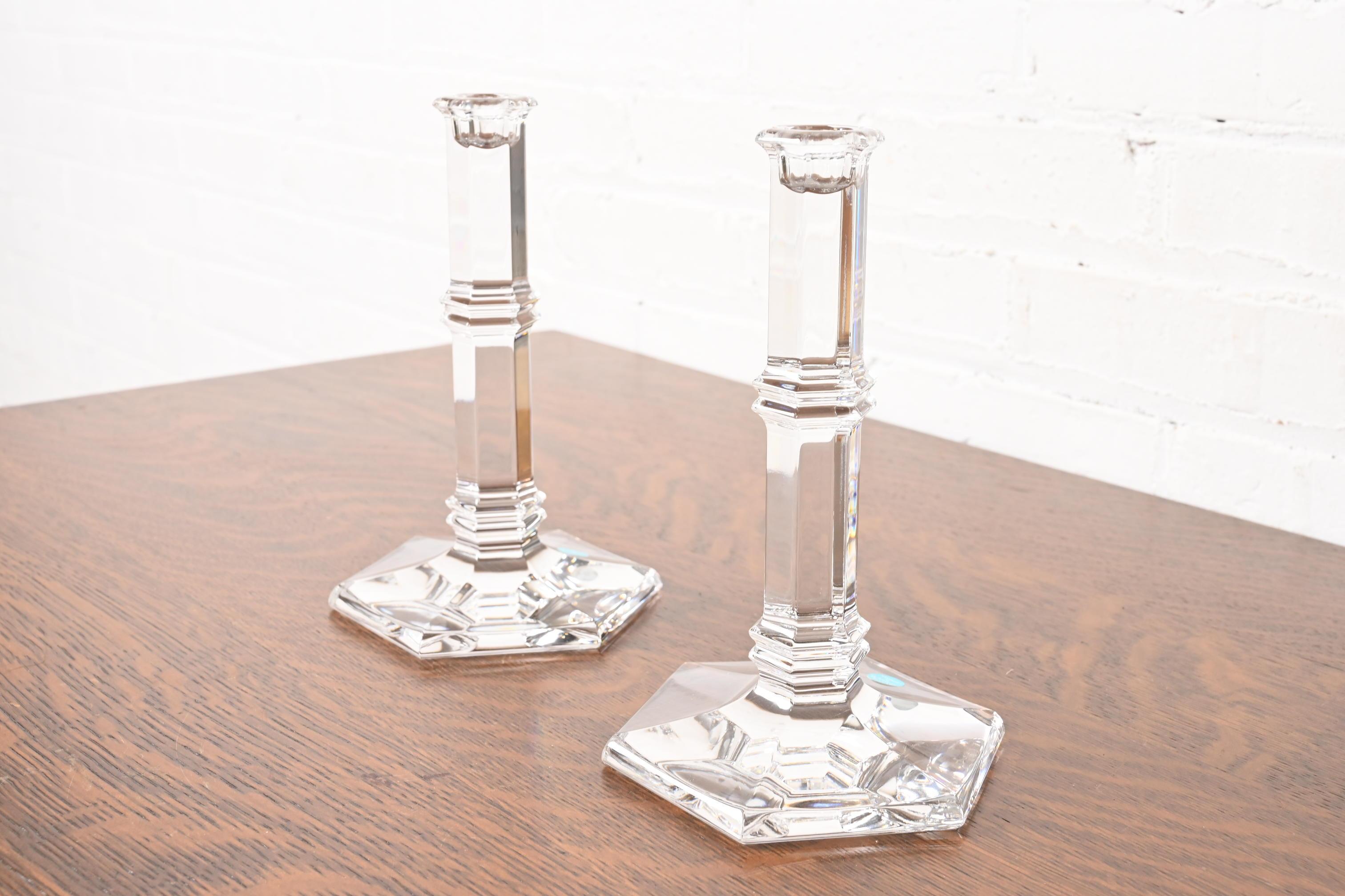 Tiffany & Co. Candelabros de cristal transparente, Pareja Alemán en venta