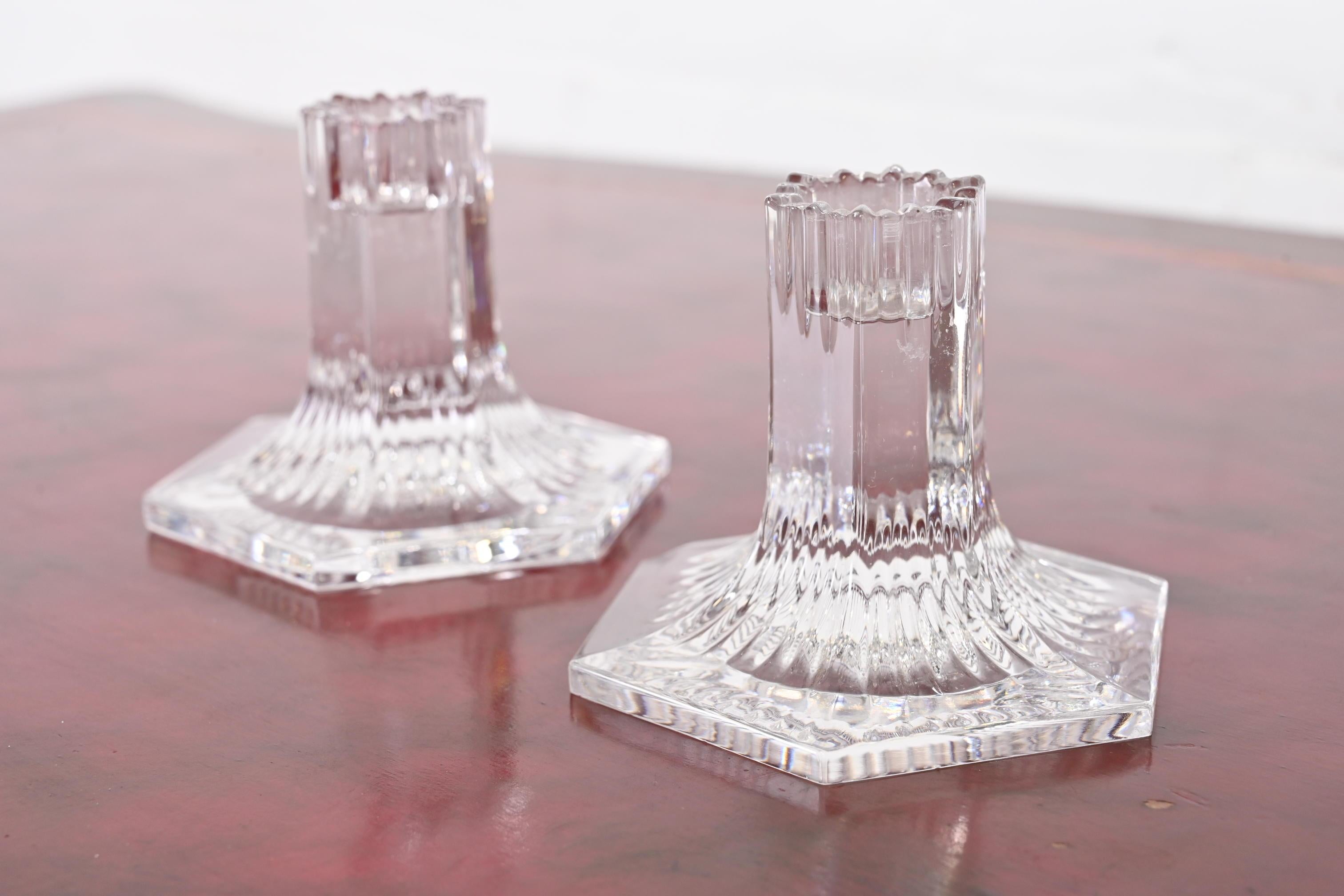 Tiffany & Co. Kerzenleuchter aus klarem Kristall, Paar (20. Jahrhundert) im Angebot
