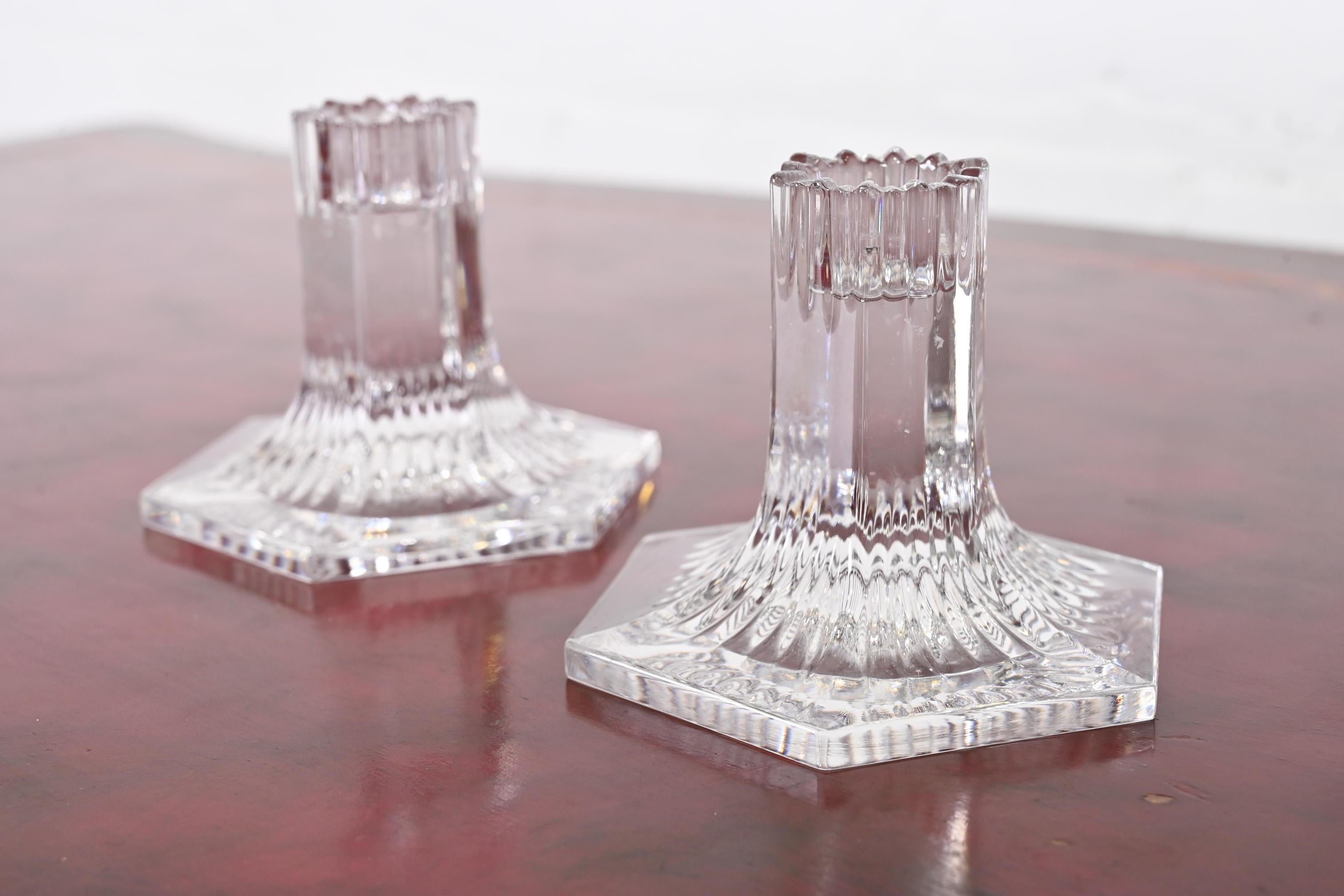 Tiffany & Co. Kerzenleuchter aus klarem Kristall, Paar (20. Jahrhundert) im Angebot