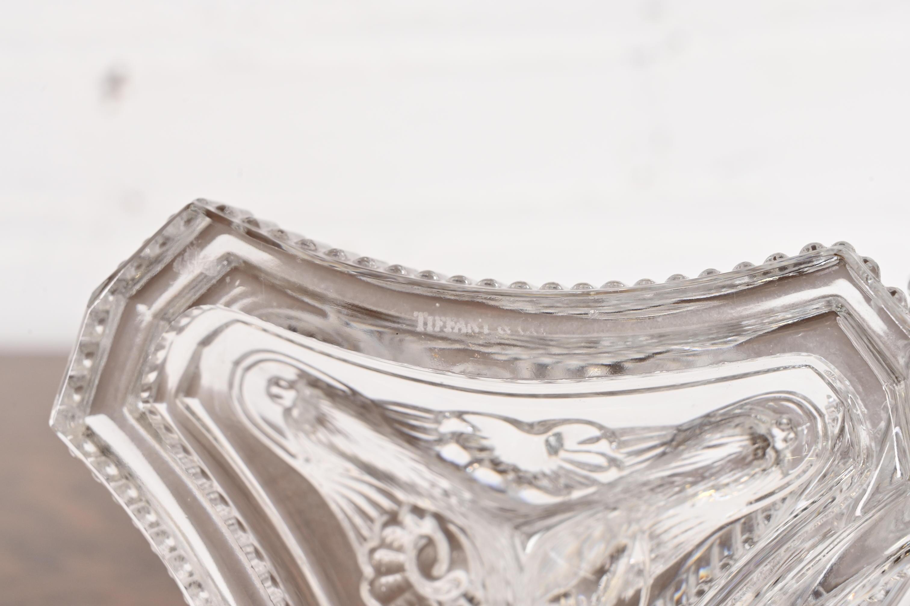 Tiffany & Co. Candelieri in cristallo trasparente con motivo a drago, coppia in vendita 4