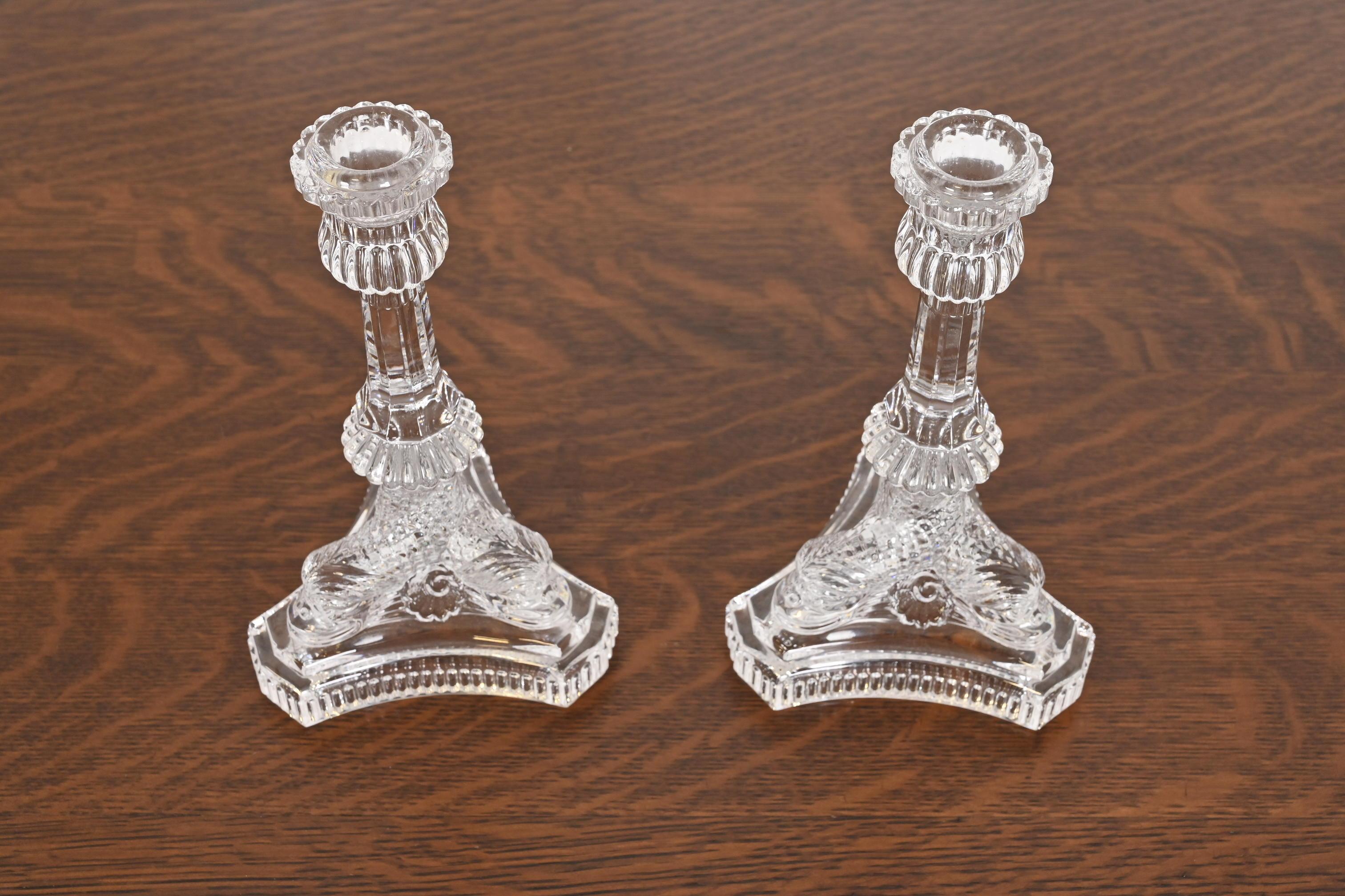 Una splendida coppia di candelabri in cristallo con motivo a drago cinese

Di Tiffany & Co. (firmato alla base)

Fine del XX secolo

Misure: 4,25 