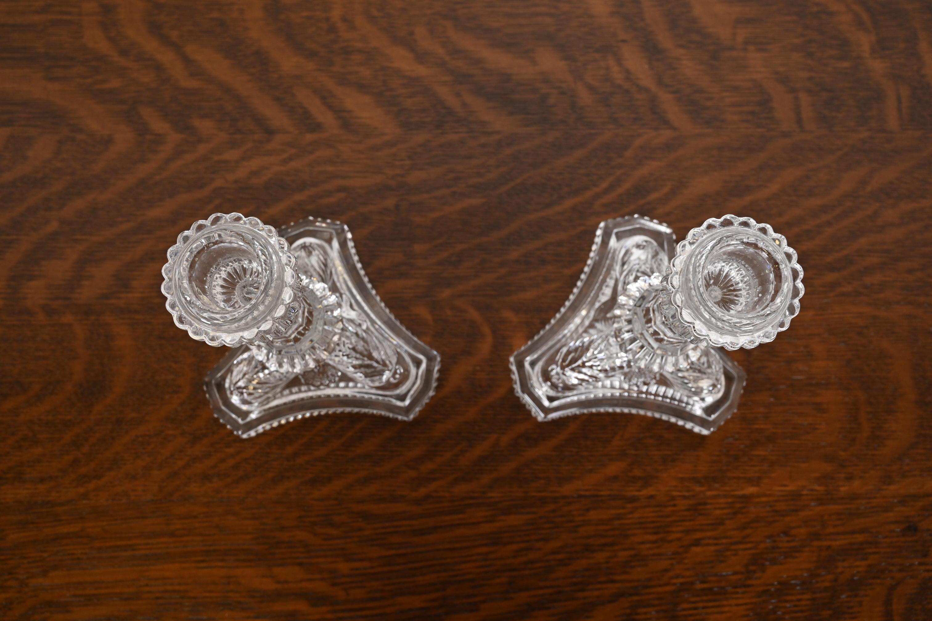 Moderno Tiffany & Co. Candelieri in cristallo trasparente con motivo a drago, coppia in vendita