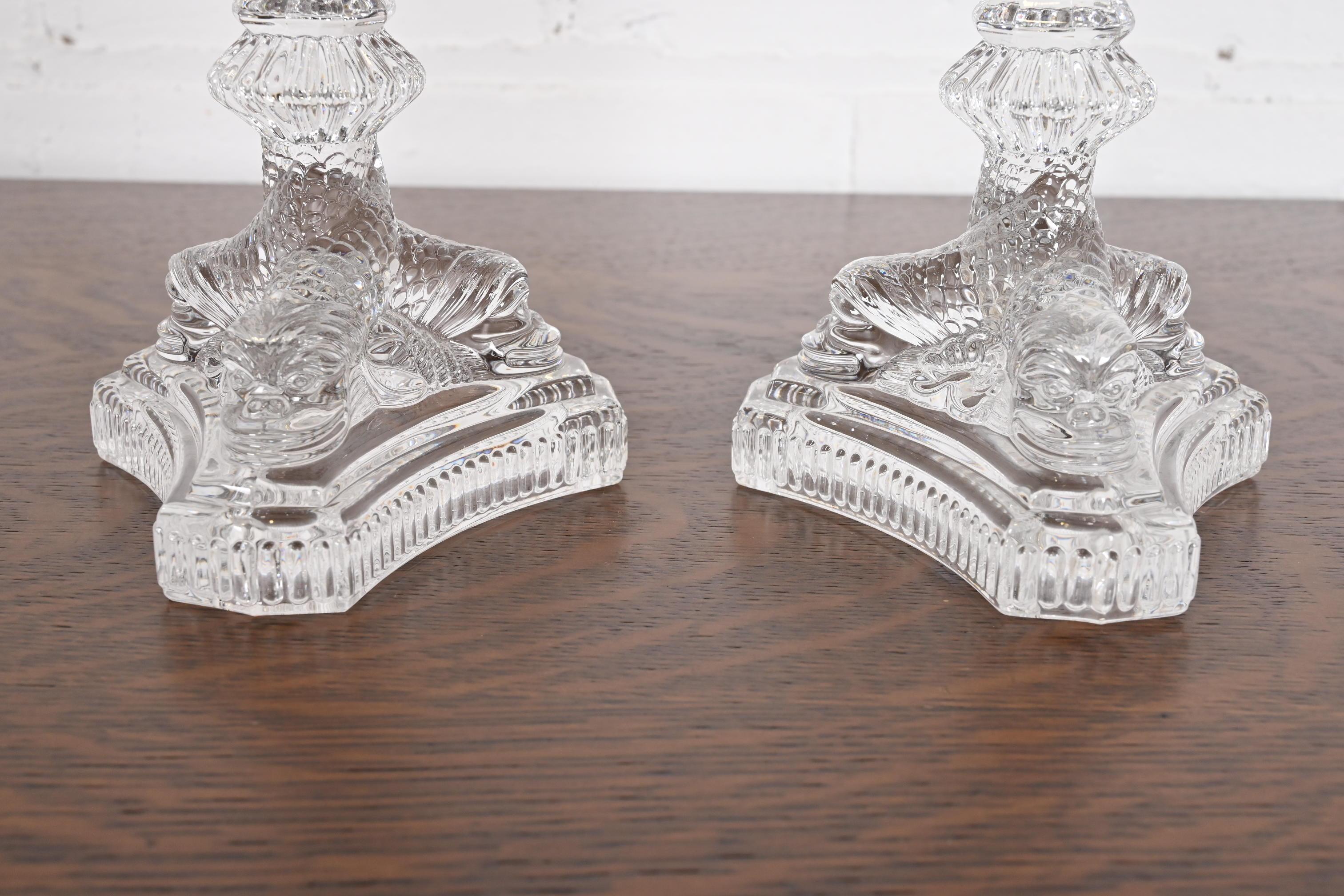 Tiffany & Co. Candelieri in cristallo trasparente con motivo a drago, coppia in vendita 1