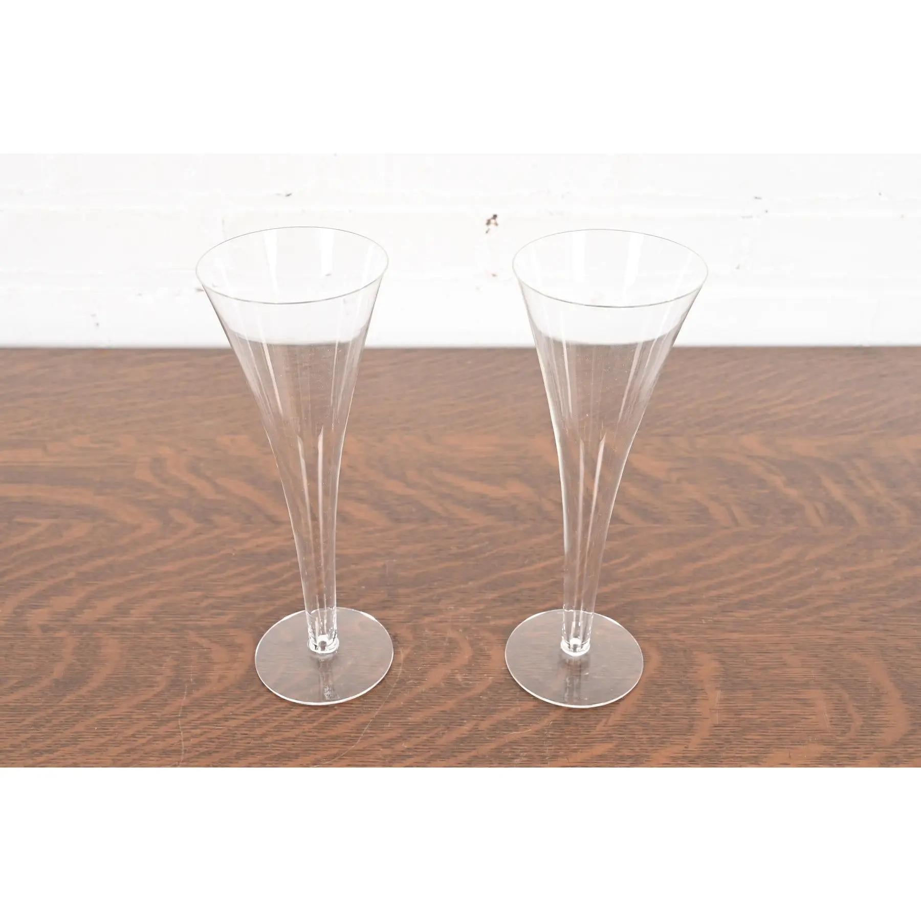 Ein wunderschönes Paar Trompeten-Champagnerflöten aus Kristall

Von Tiffany & Co. (signiert auf dem Sockel)

USA, Ende des 20. Jahrhunderts

Jedes Maß: 3,25 