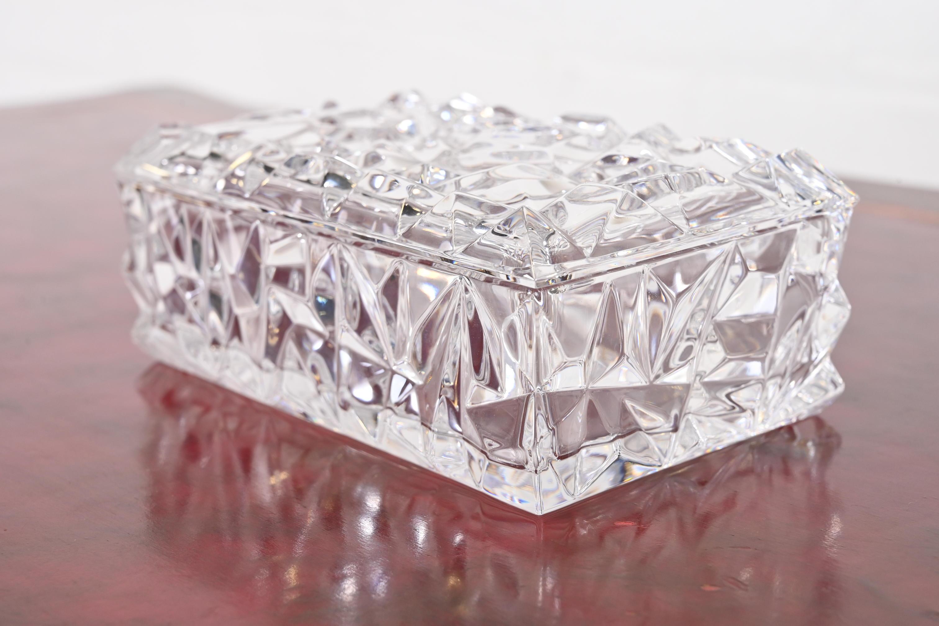 Américain Tiffany & Co. Boîte de rangement en cristal clair facetté en vente