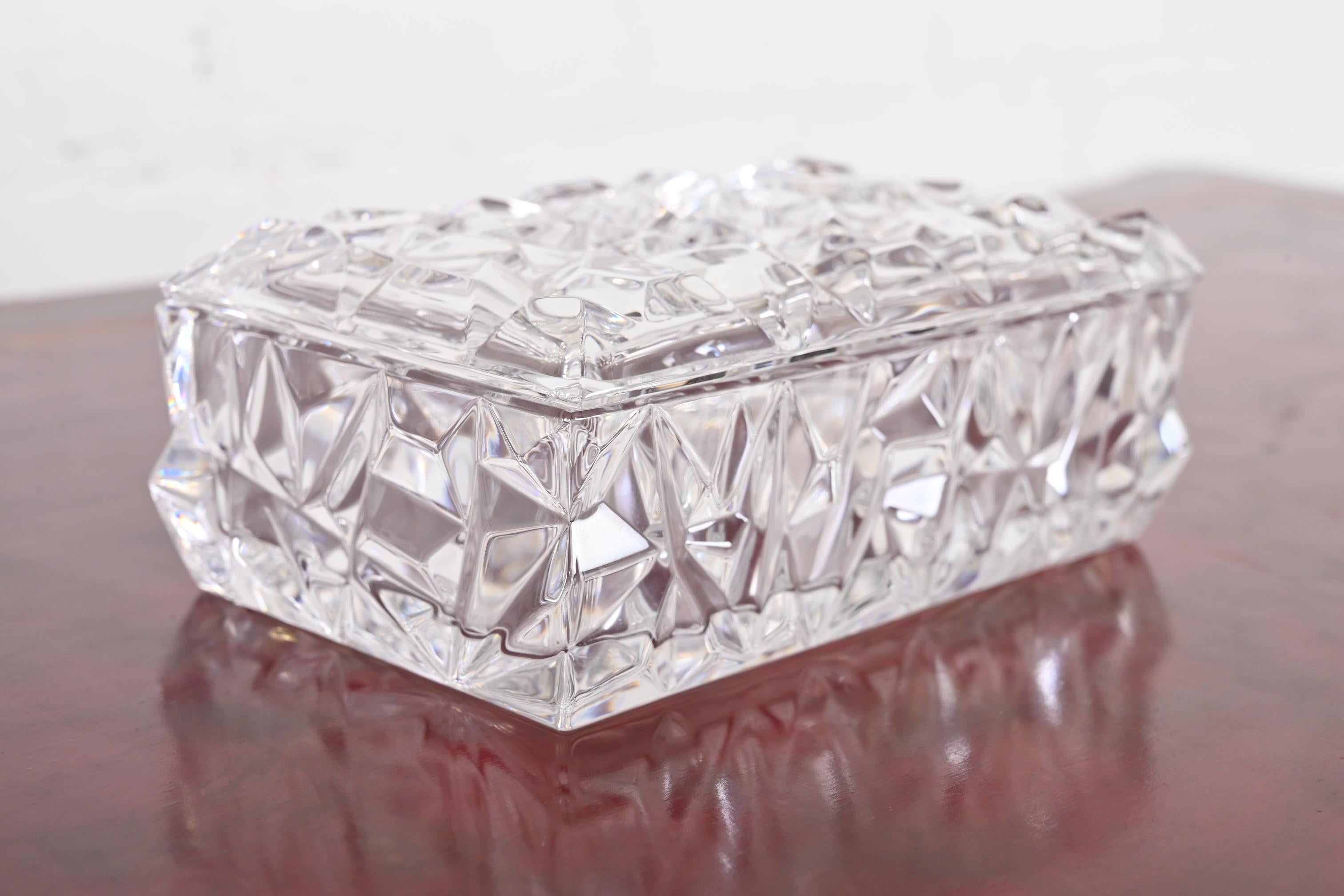 20ième siècle Tiffany & Co. Boîte de rangement en cristal clair facetté en vente