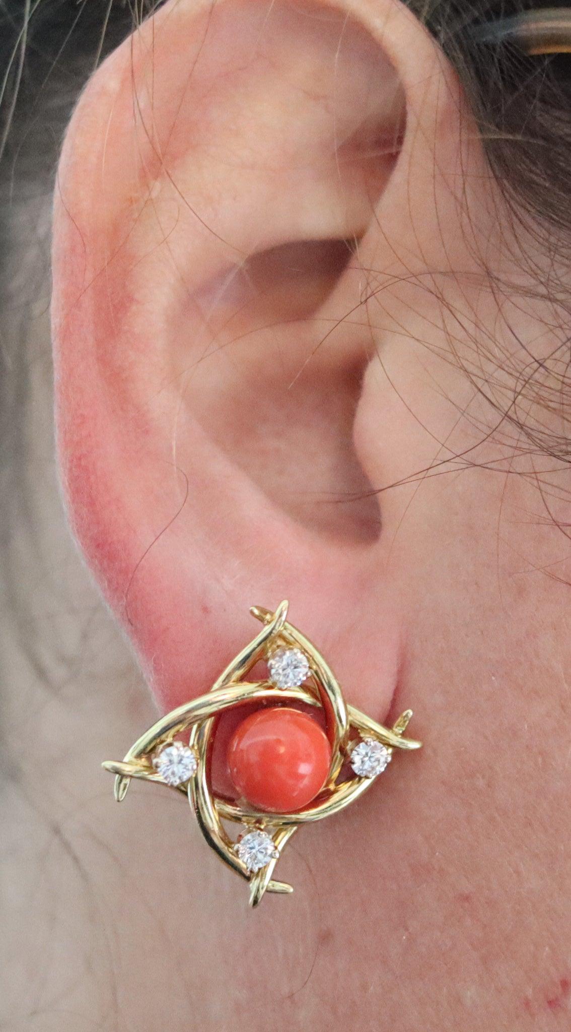 Korallenohrringe mit Clipverschluss, entworfen von Tiffany & Co.

Dies ist ein wunderschönes Paar Ohrringe mit Clipverschluss, das in New York City von Tiffany & Co. hergestellt wurde. Diese farbenfrohen Vintage-Ohrringe wurden als rechtes und