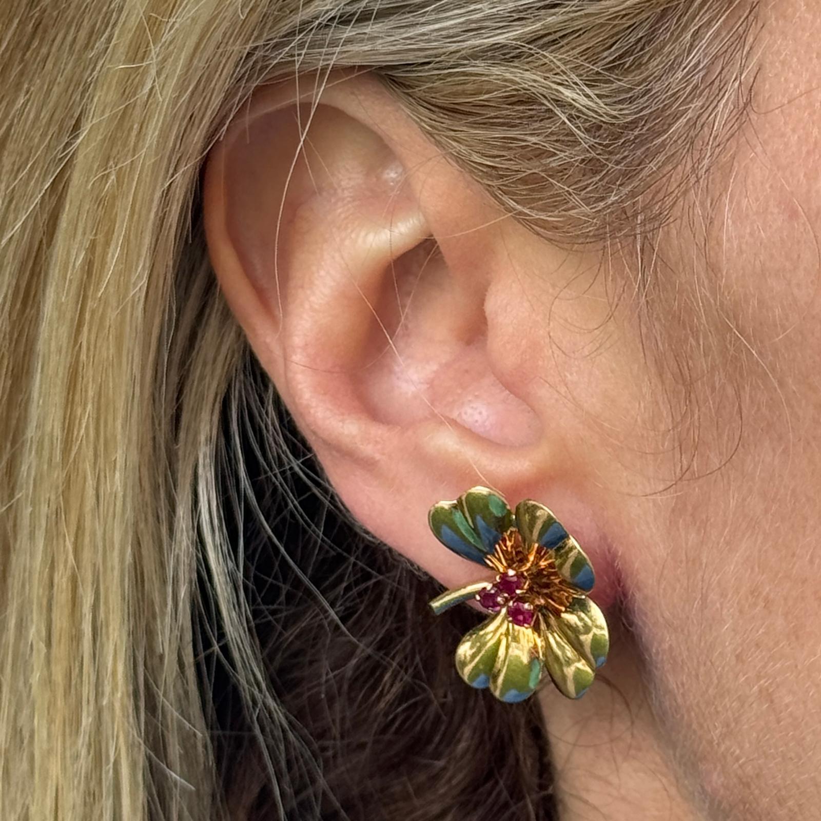 Retro Tiffany & Co. Clover Ruby 14 Karat Yellow Gold Vintage Screw-Back-Clip Earrings For Sale