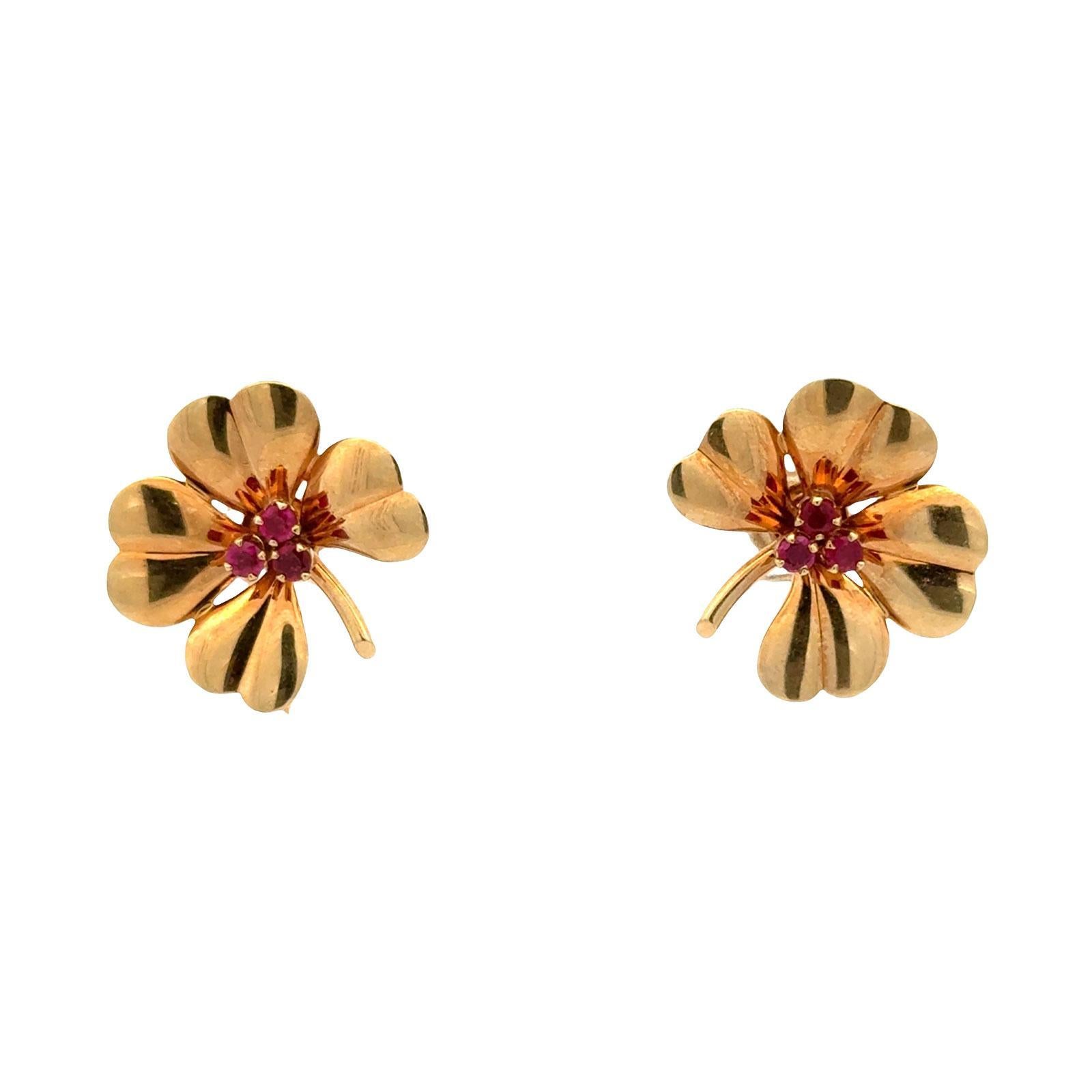 Tiffany & Co. Clover Ruby 14 Karat Yellow Gold Vintage Screw-Back-Clip Earrings For Sale 2
